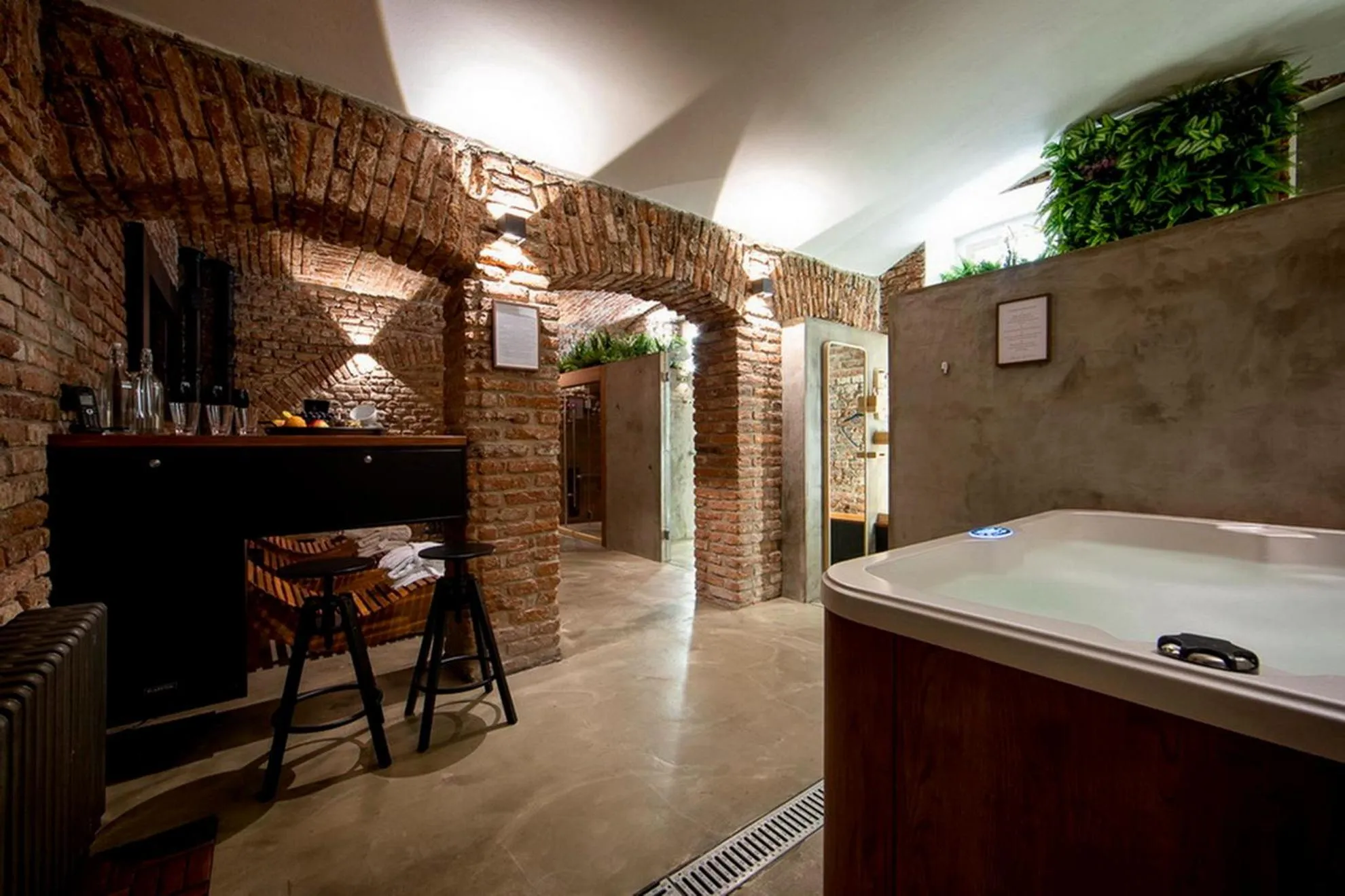 Hot Tub in Miss Sophie's New Town & Wellness