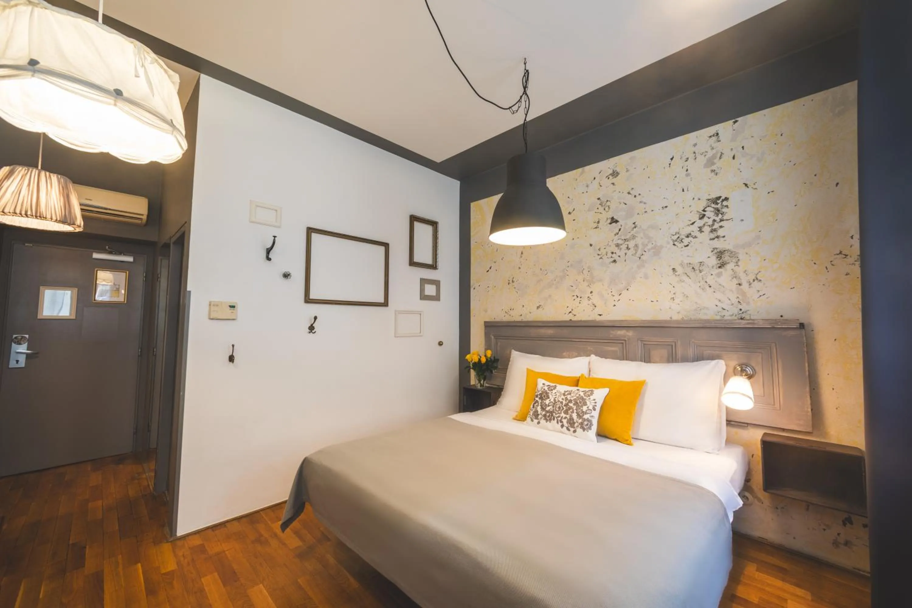 Bedroom, Bed in Miss Sophie's New Town & Wellness