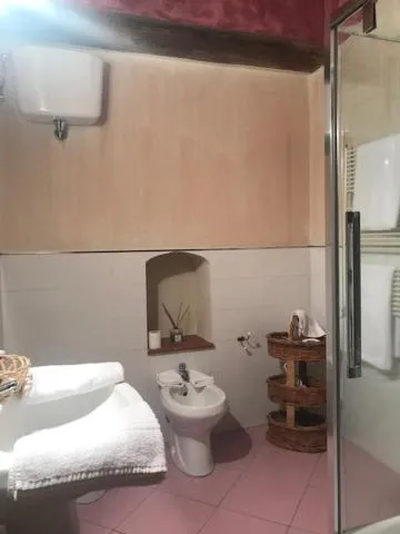Bathroom, Bed in La Locanda del Loggiato