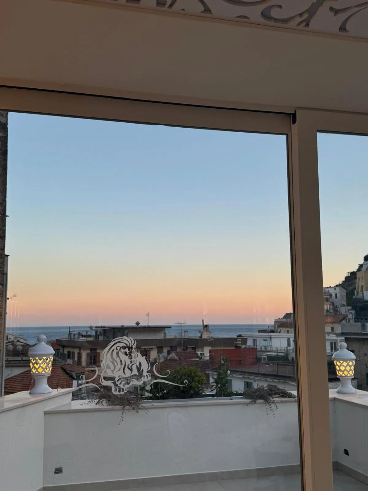 Restaurant/places to eat in Minori Palace