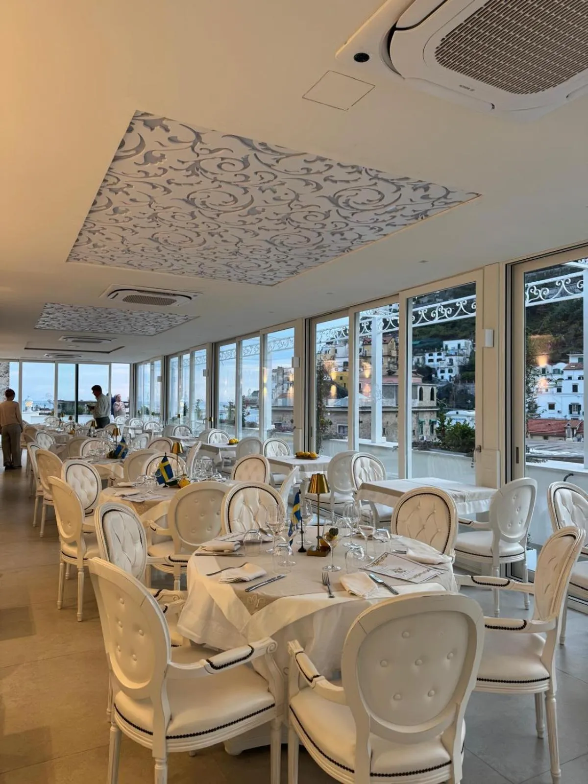 Restaurant/places to eat in Minori Palace