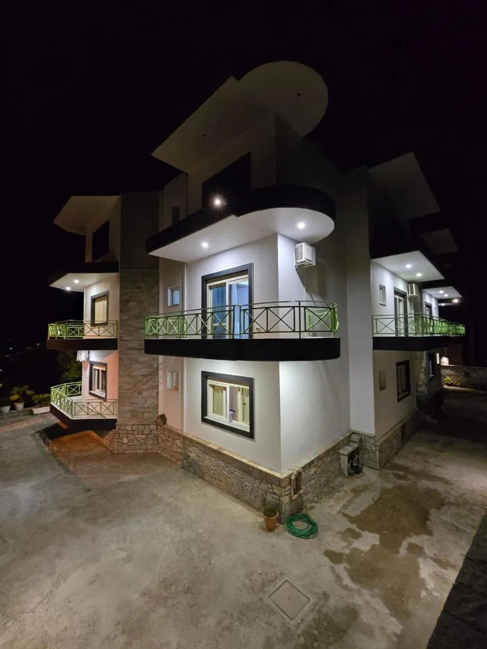 Property building in Olivet Hotel