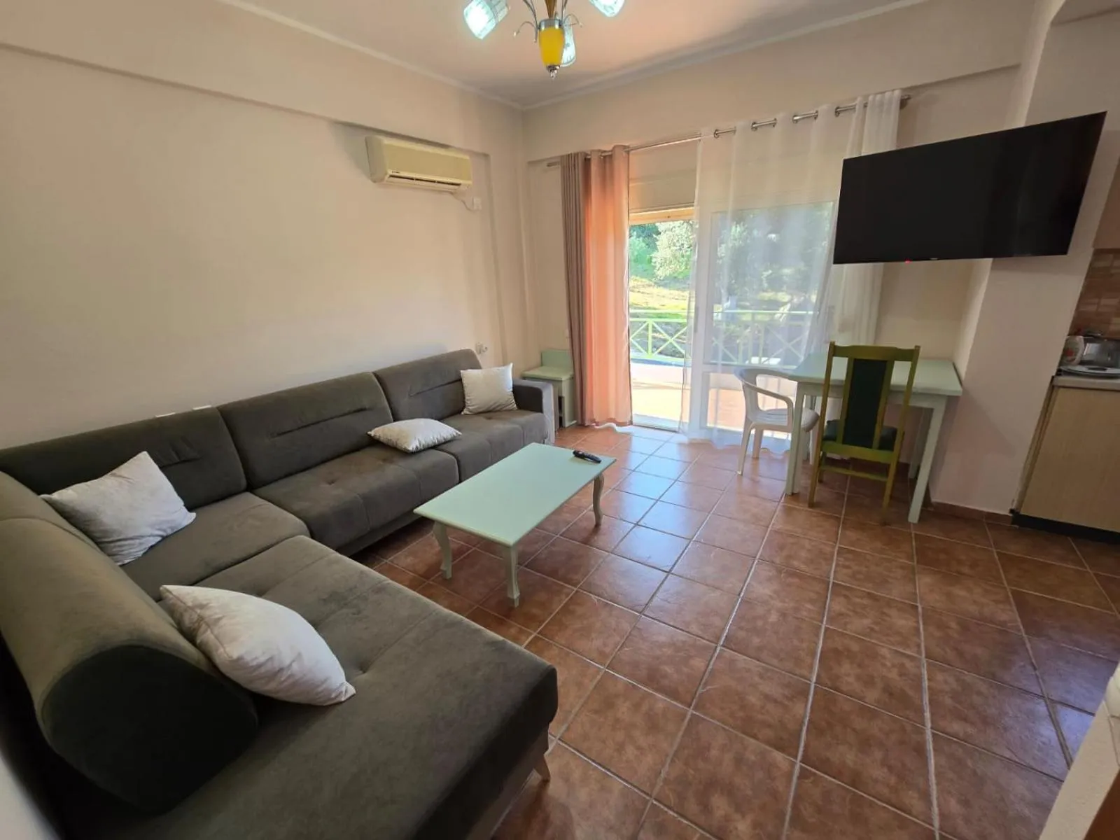 TV and multimedia in Olivet Hotel