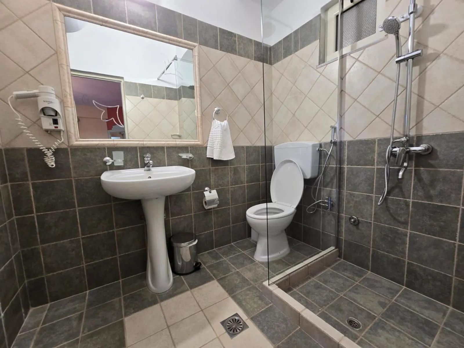 Shower in Olivet Hotel