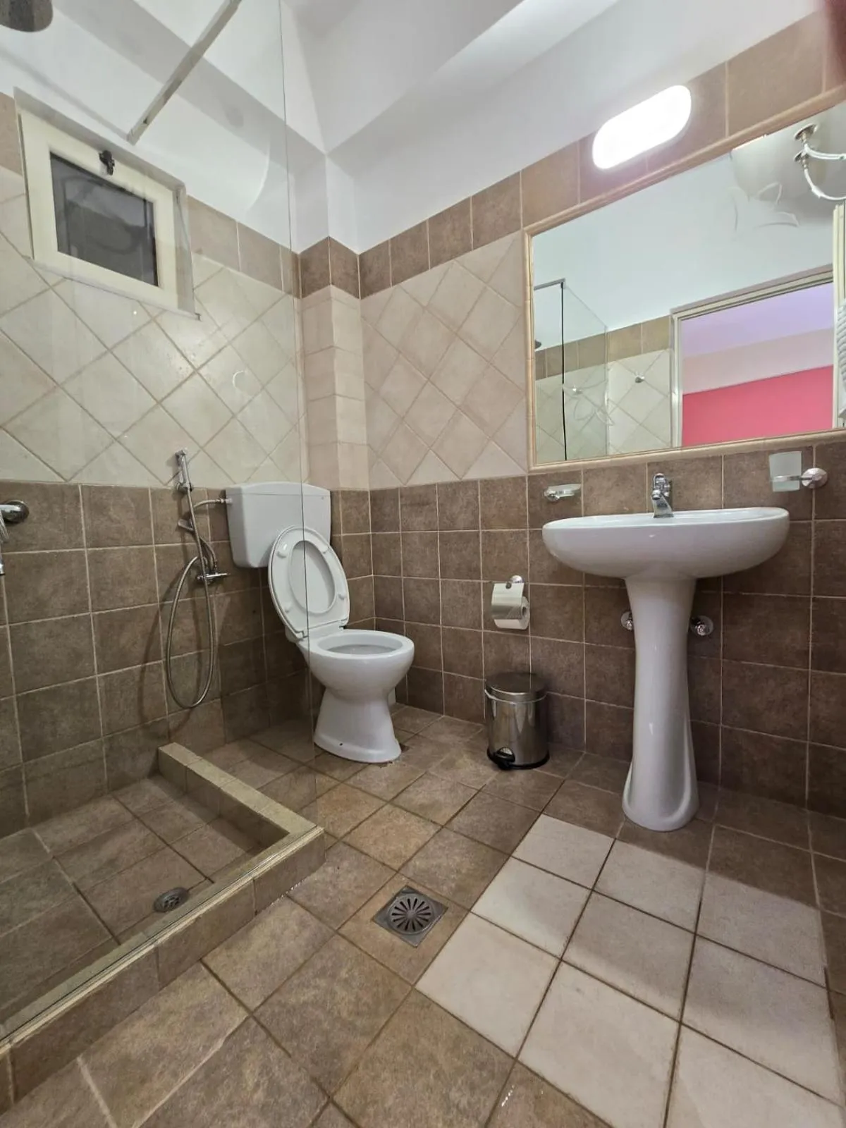 Shower in Olivet Hotel