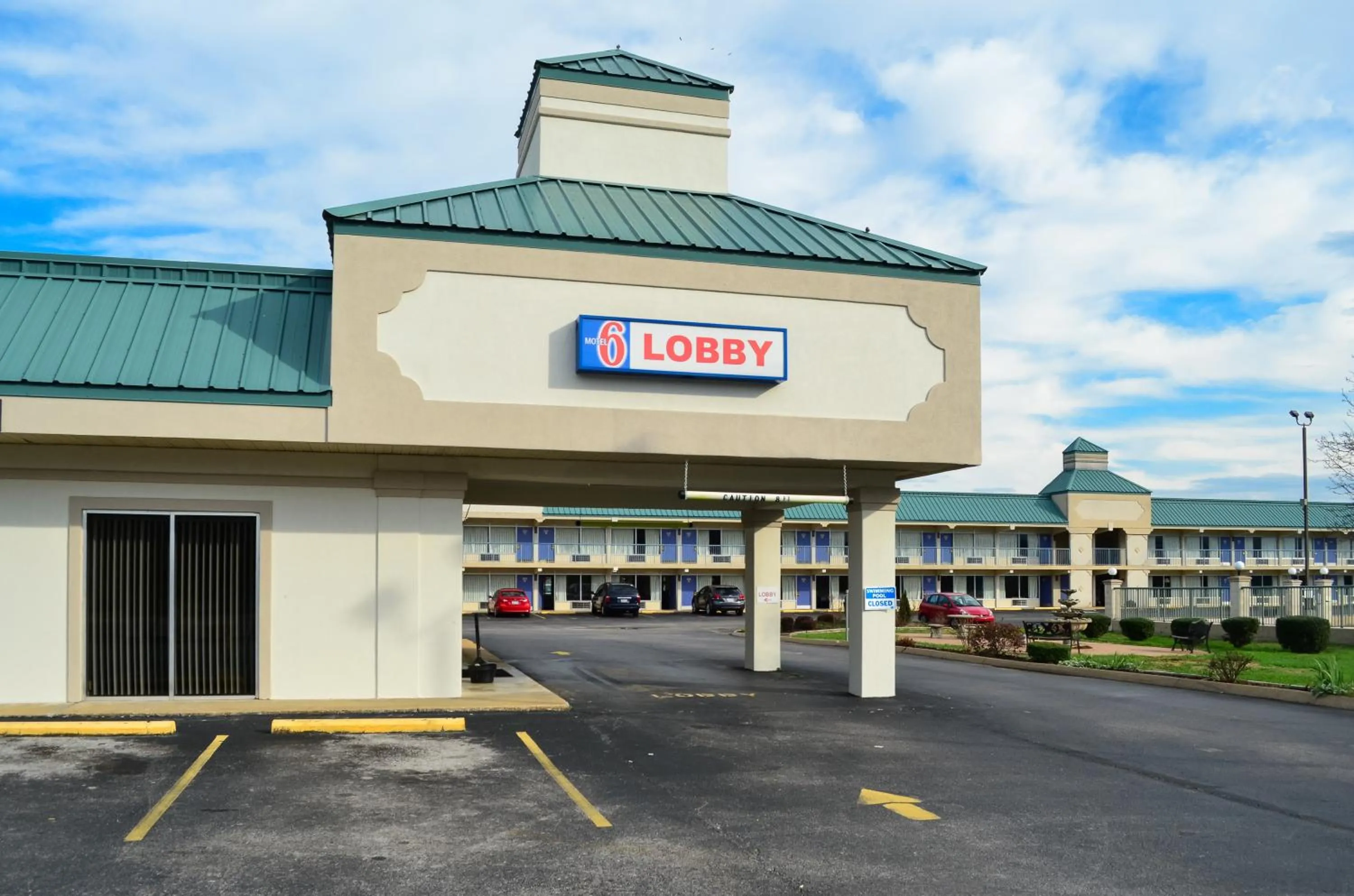 Facade/entrance in Motel 6-Pulaski, TN