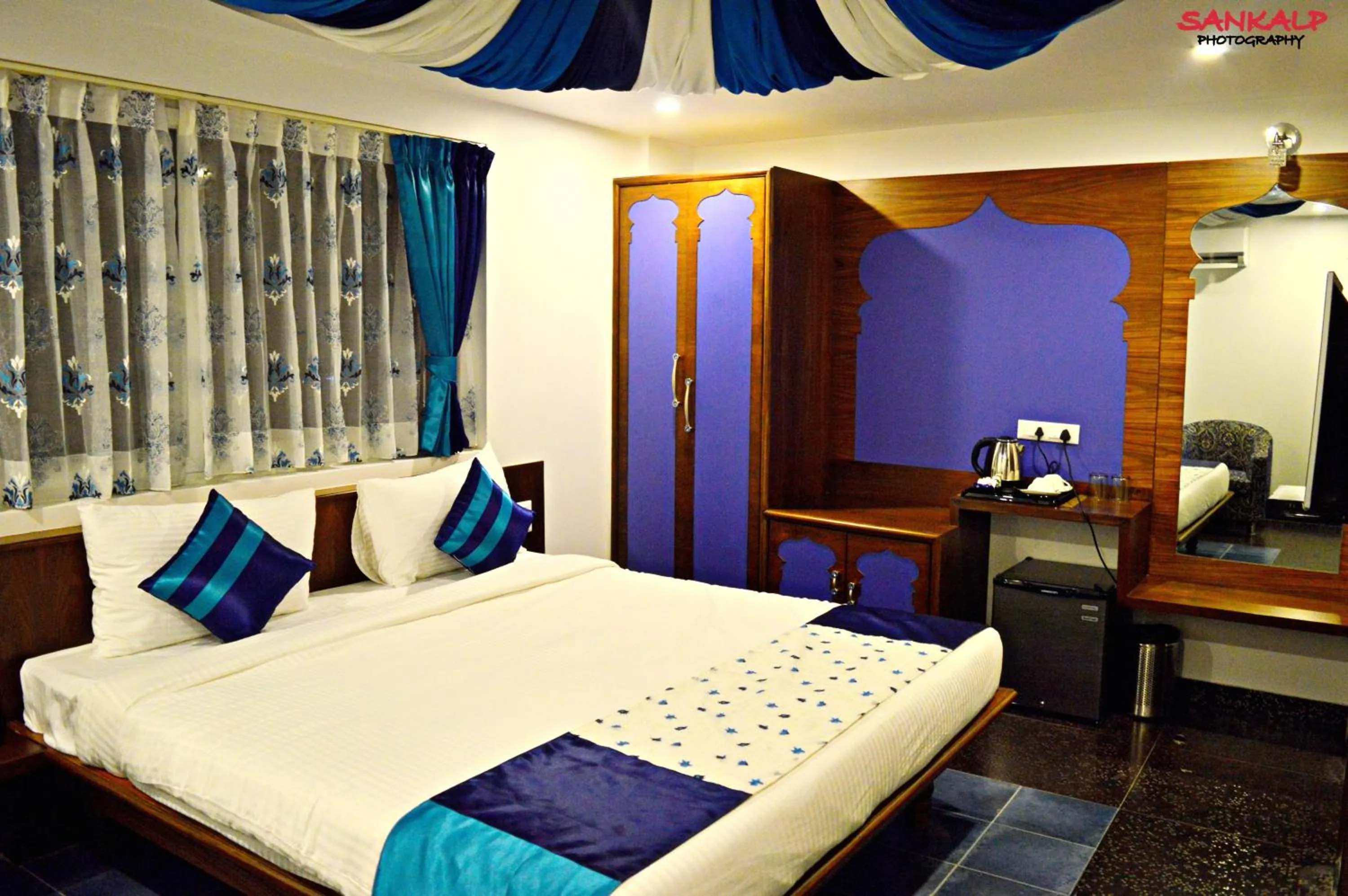 Photo of the whole room, Bed in Sepoy Grande Mysore