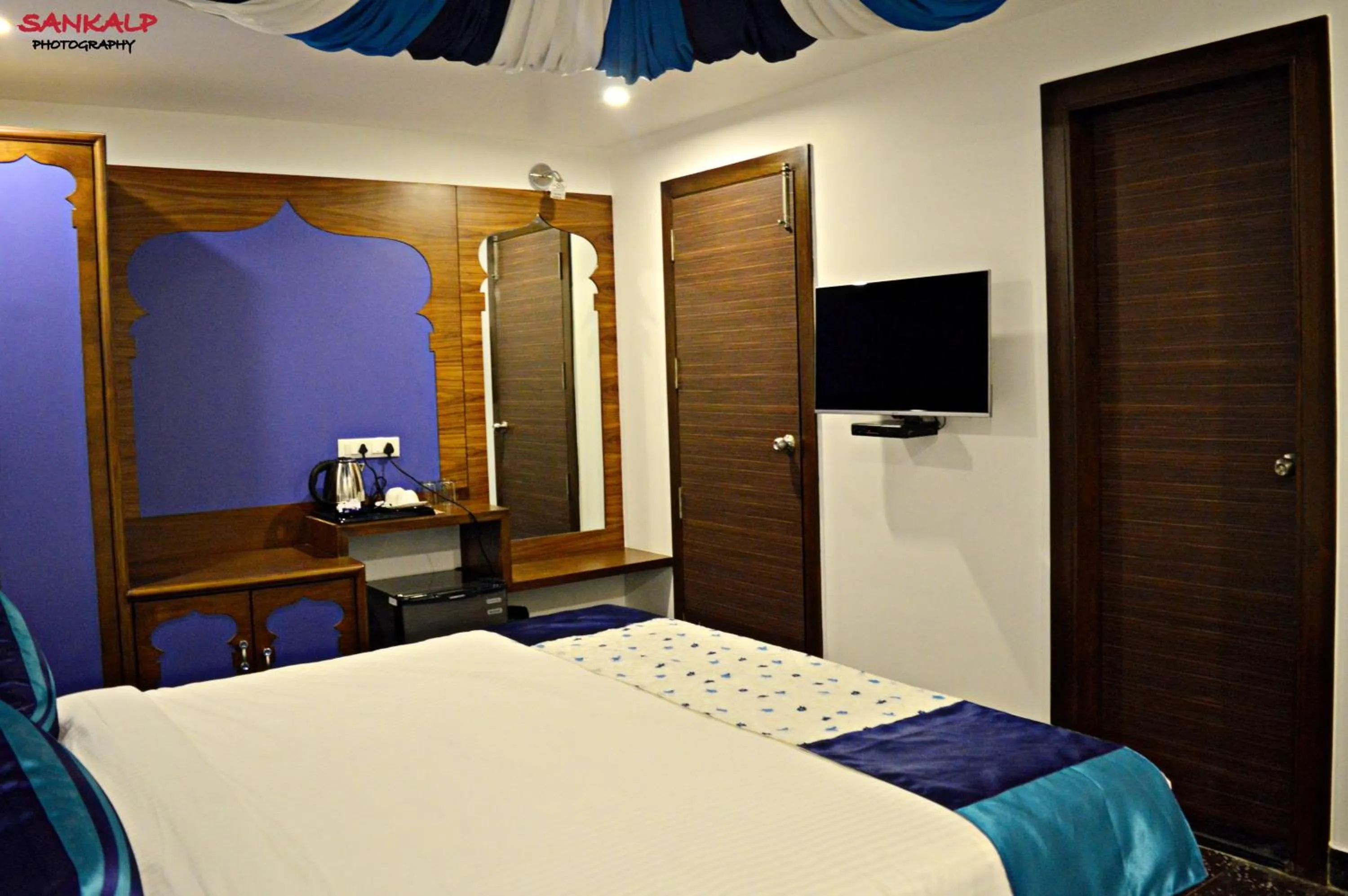 Photo of the whole room, Bed in Sepoy Grande Mysore