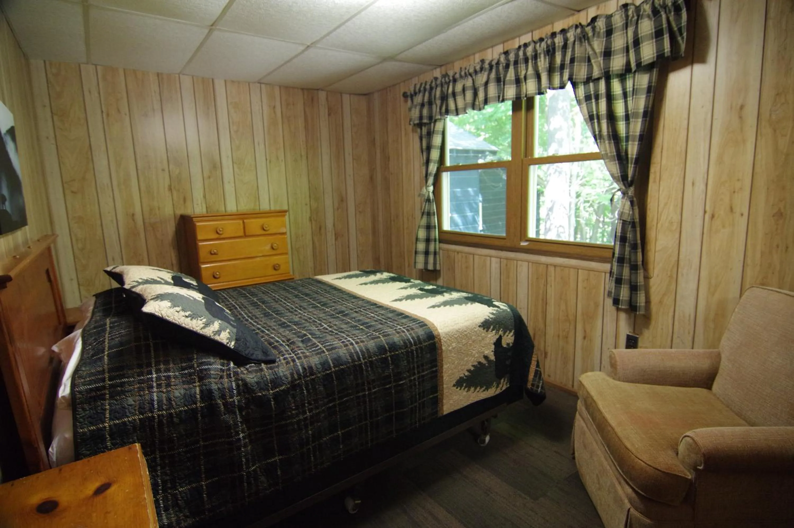 Bed in Cramers Point Lake Breeze