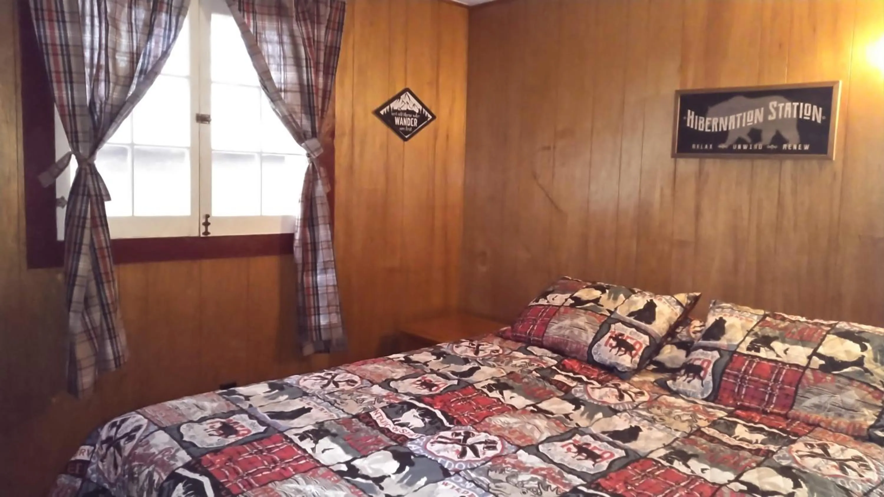 Bed in Cramers Point Lake Breeze