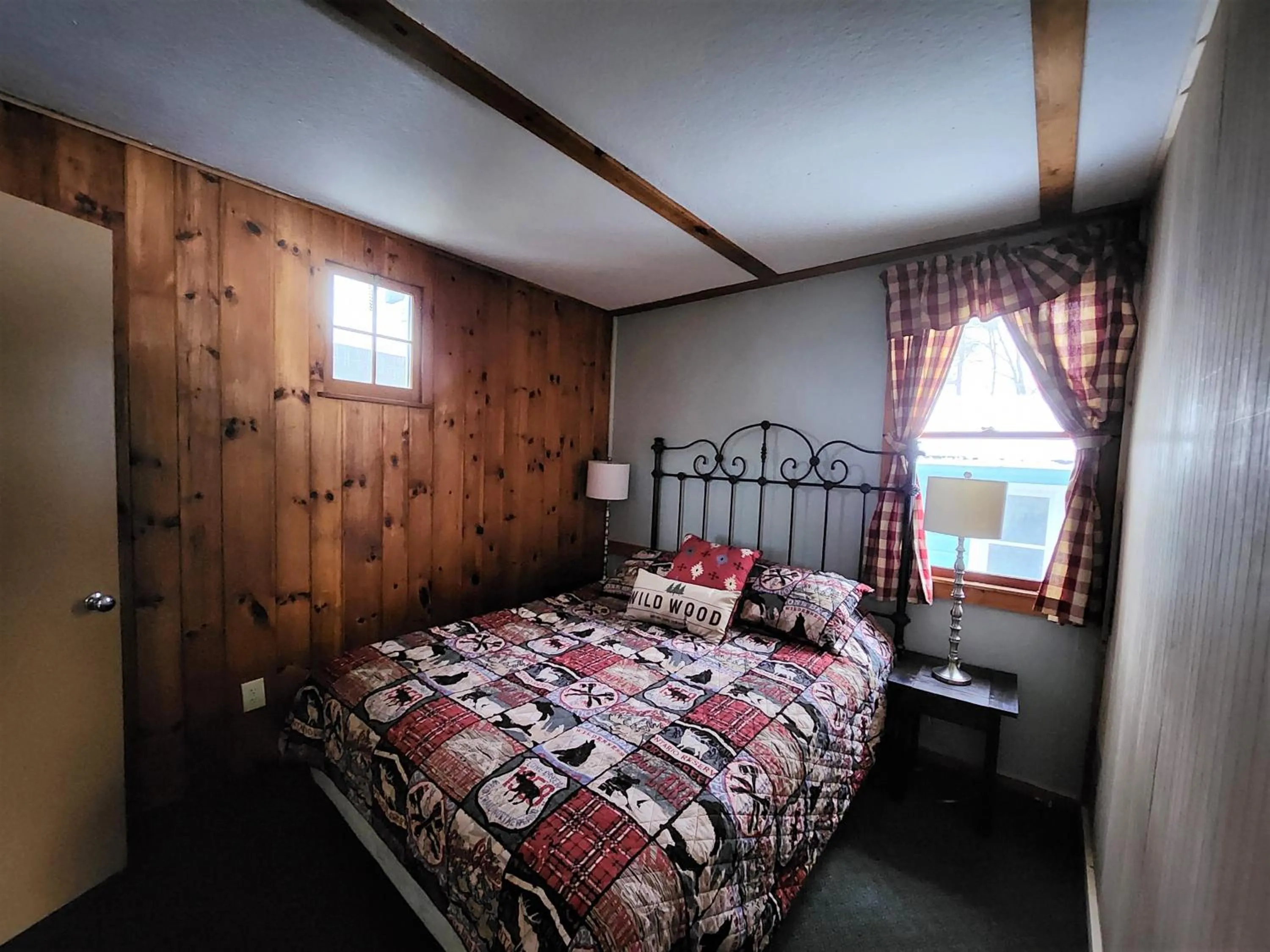 Bed in Cramers Point Lake Breeze