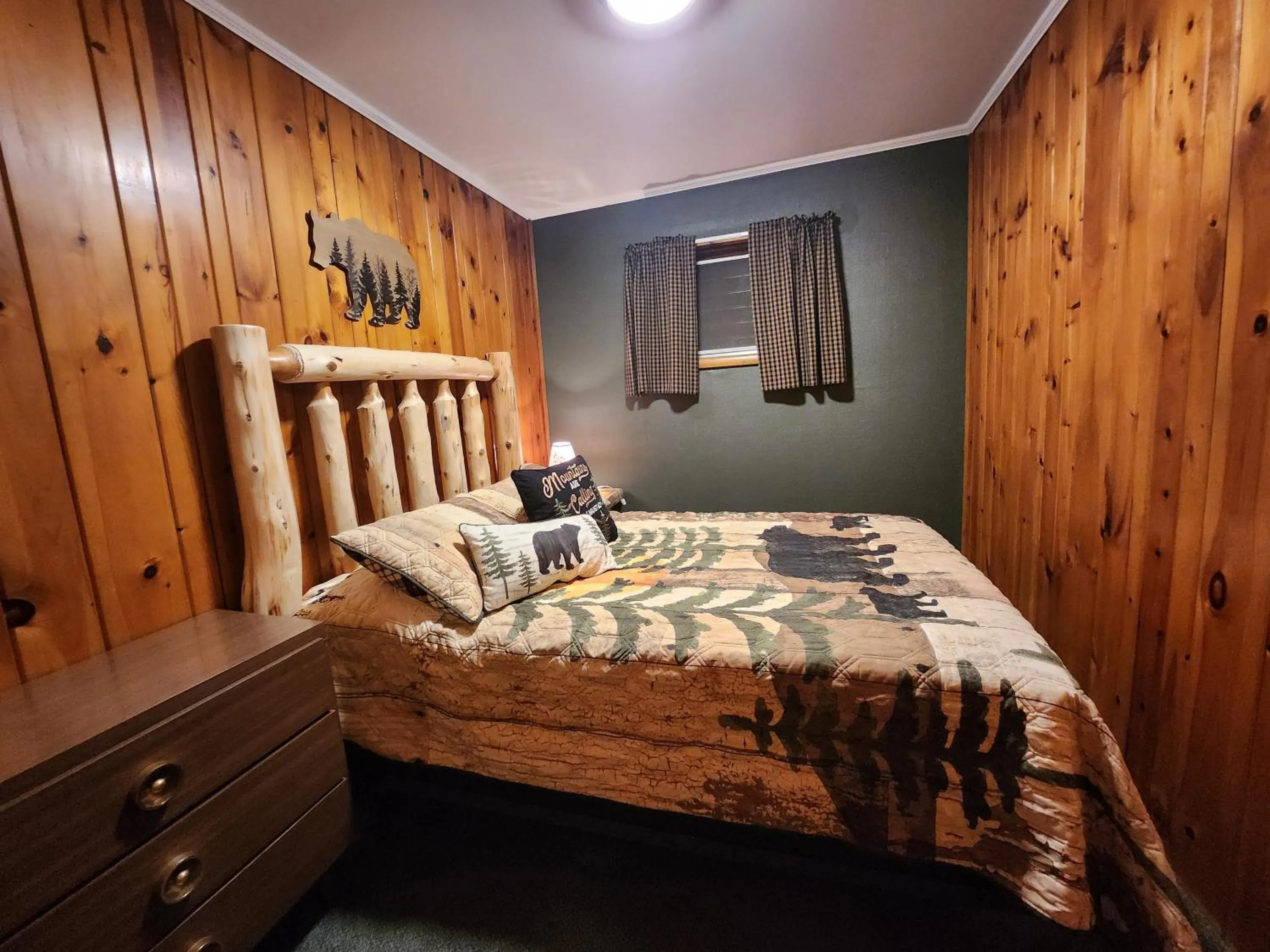 Bed in Cramers Point Lake Breeze