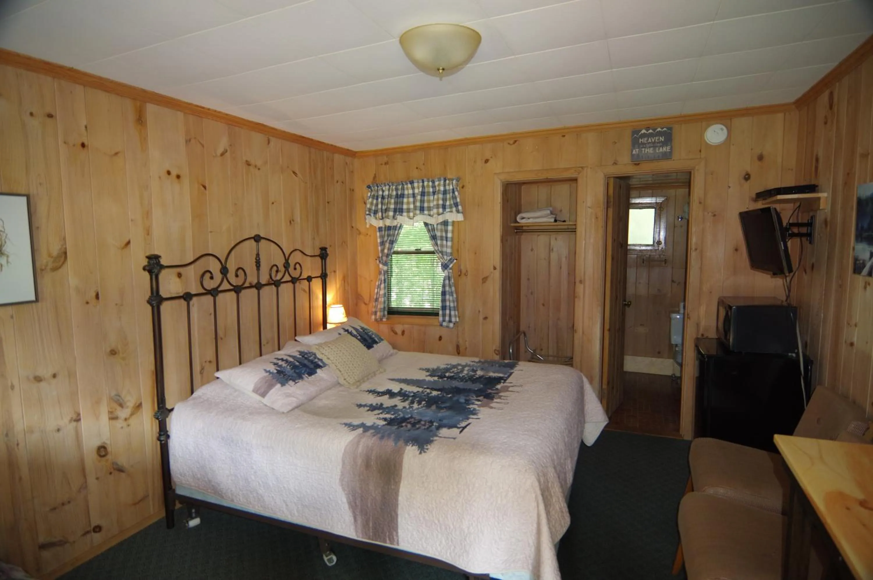 Bed in Cramers Point Lake Breeze