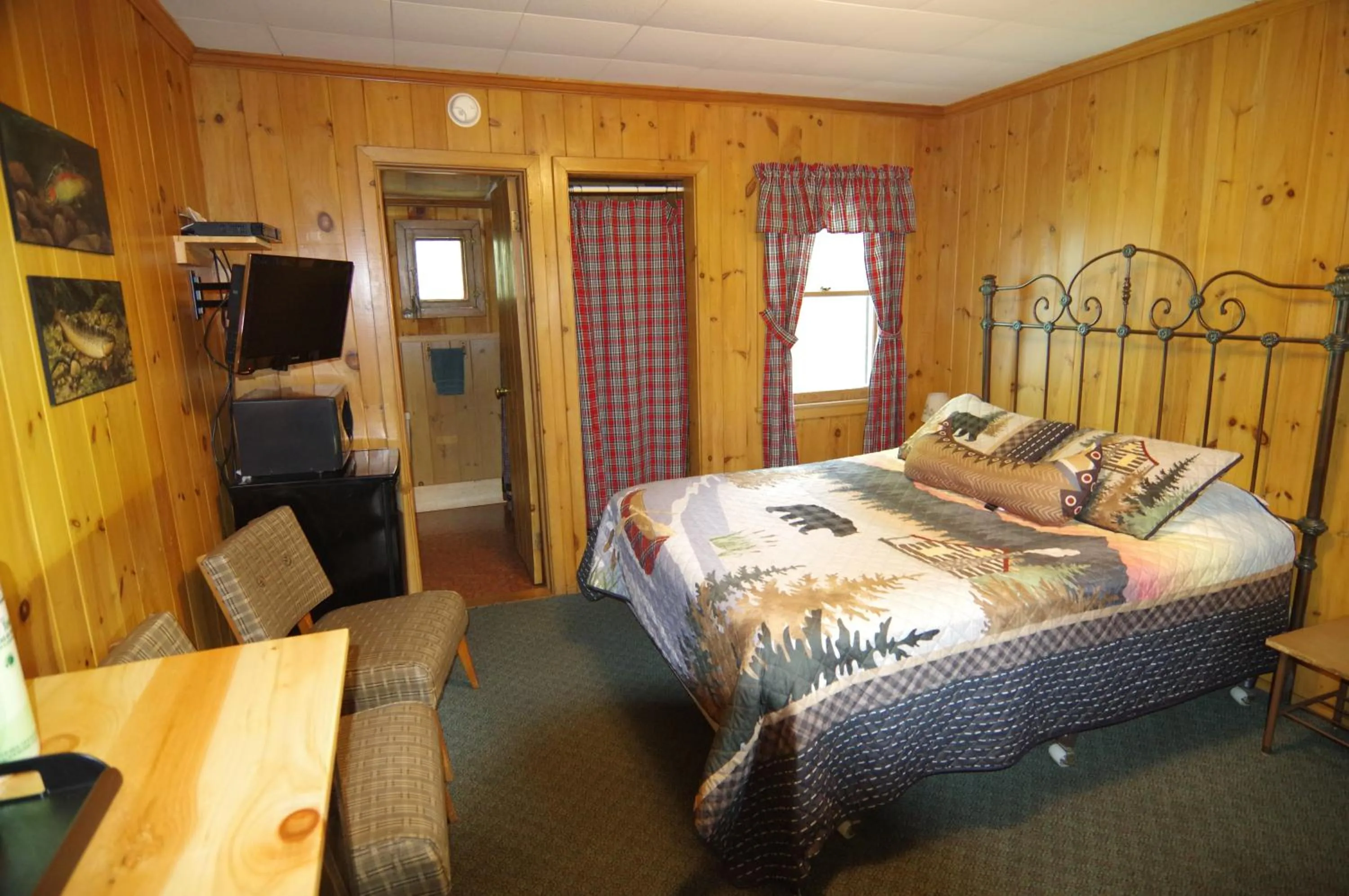 Bed in Cramers Point Lake Breeze