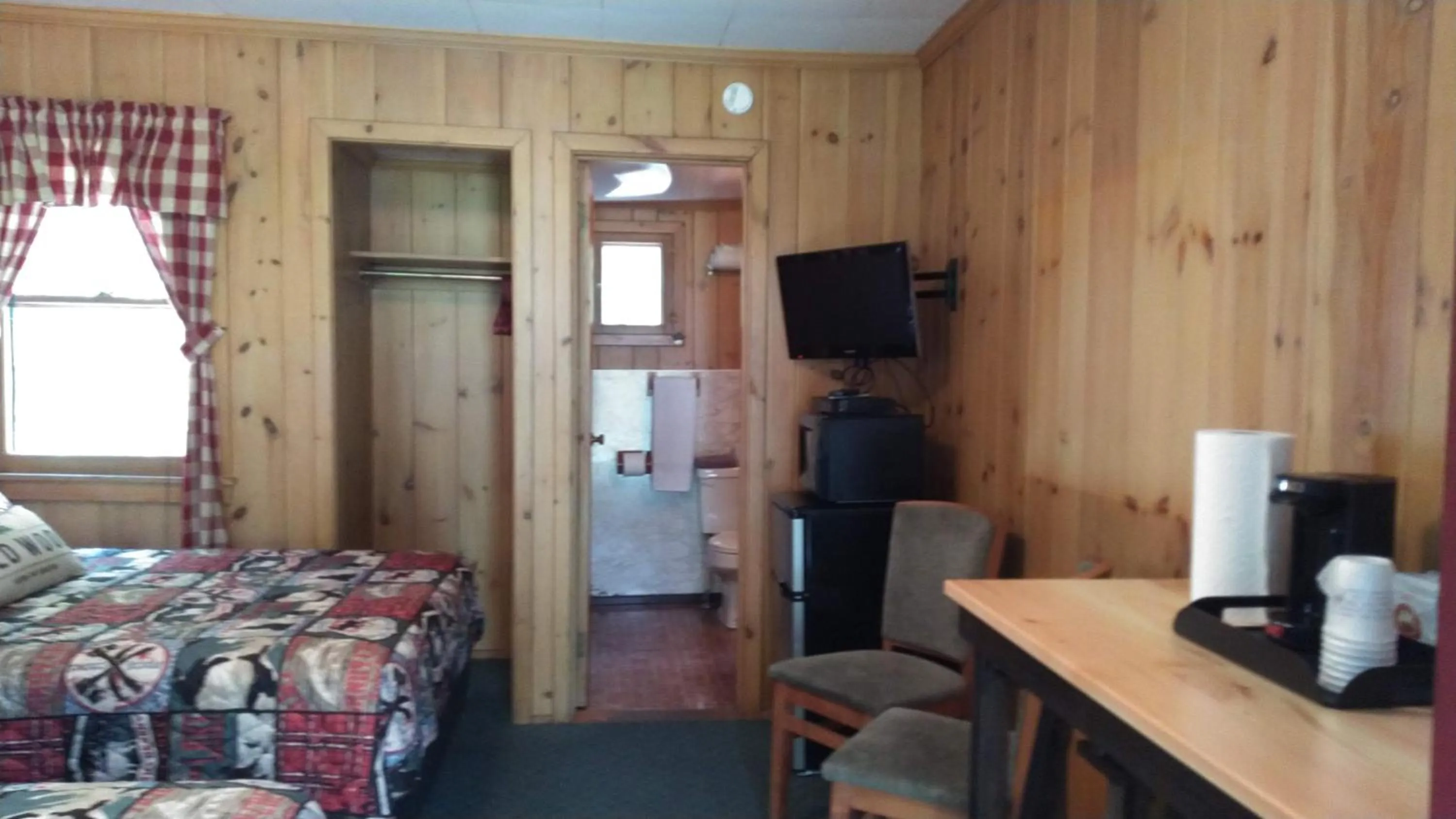 Bed in Cramers Point Lake Breeze