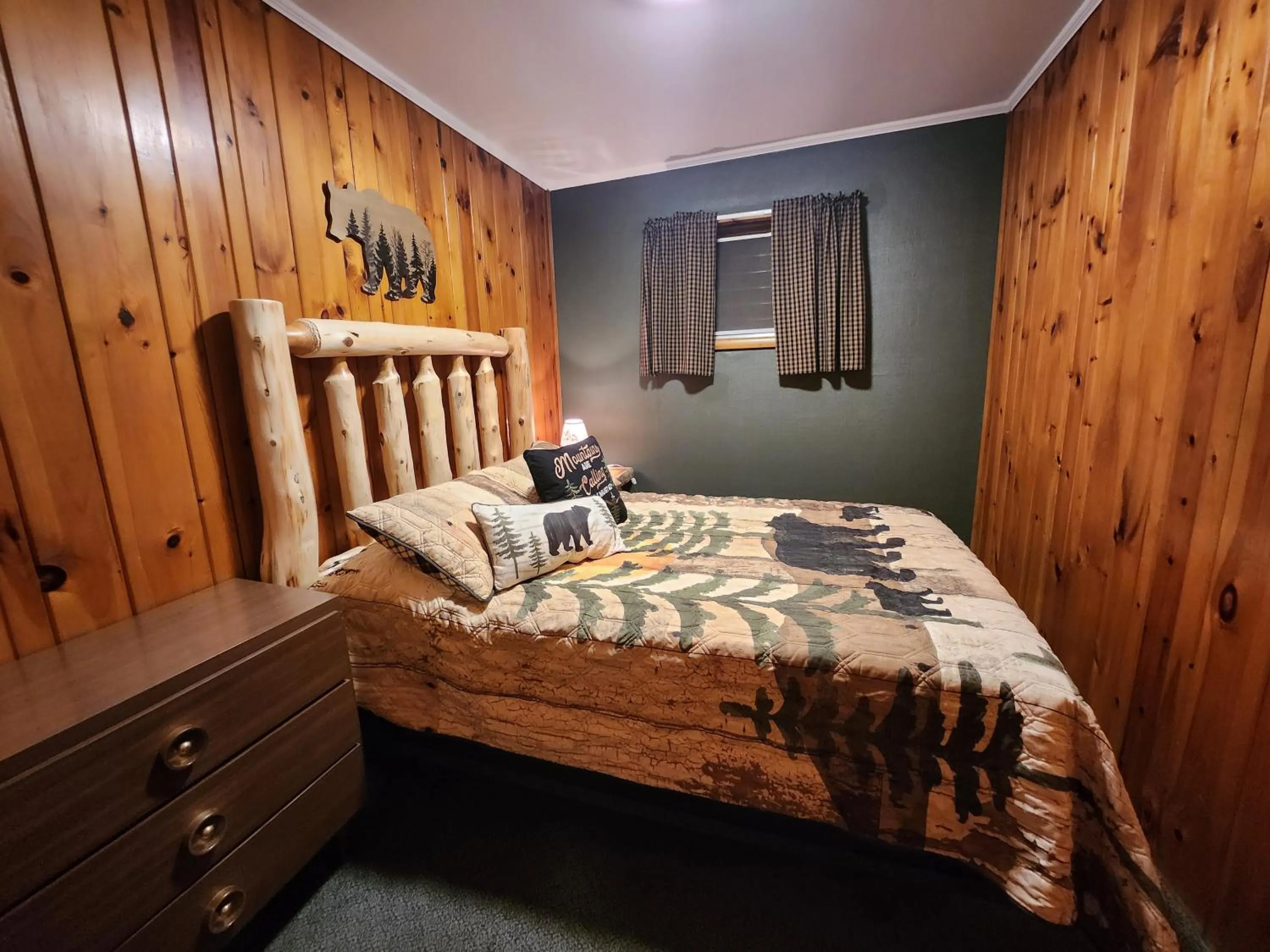 Bed in Cramers Point Lake Breeze