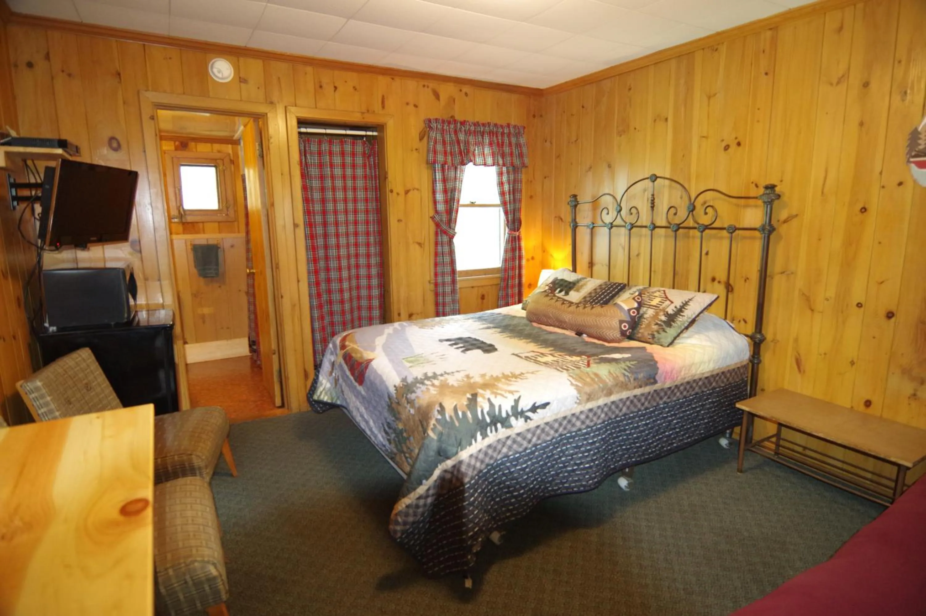 Bed in Cramers Point Lake Breeze