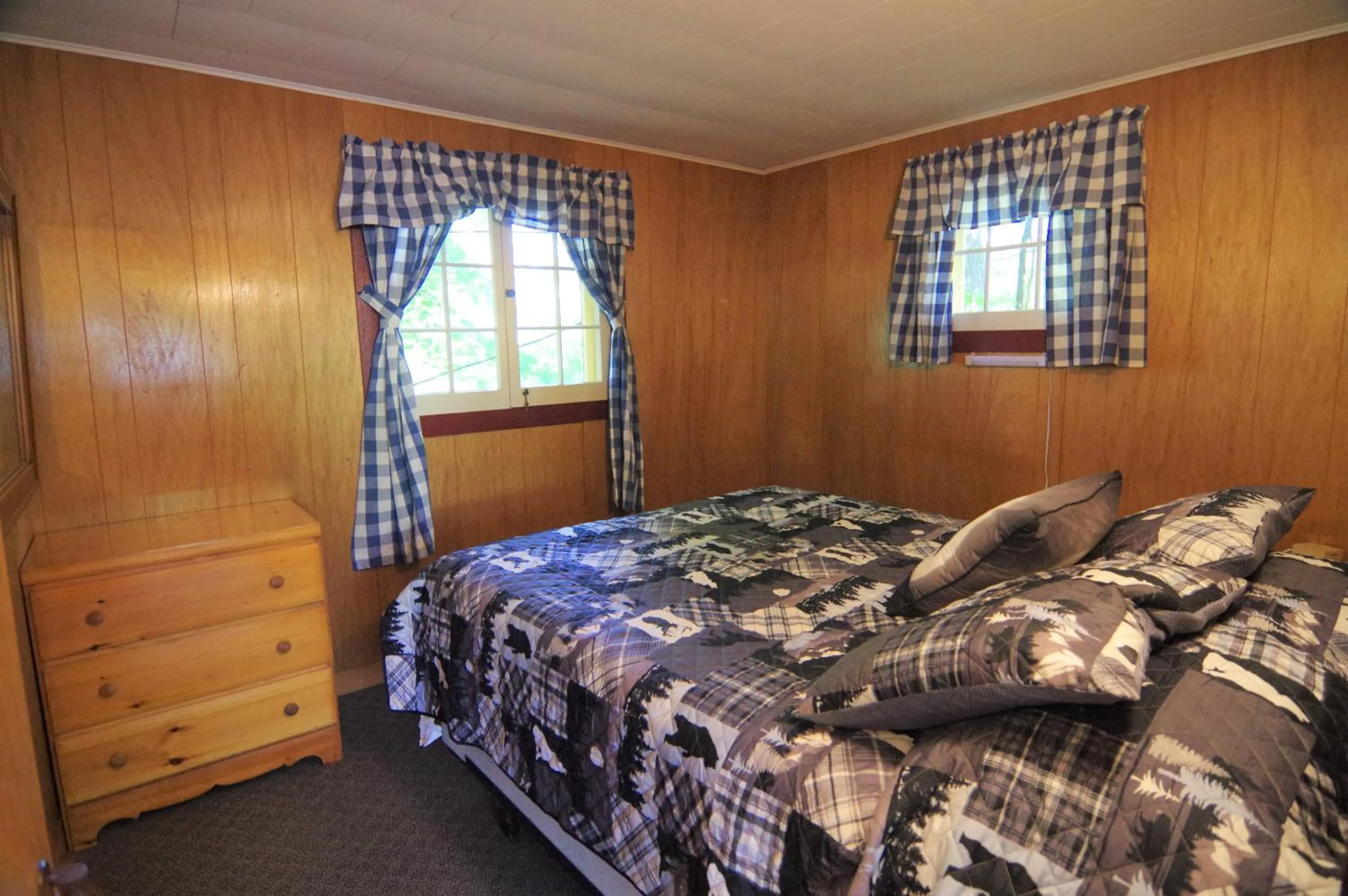 Bed in Cramers Point Lake Breeze