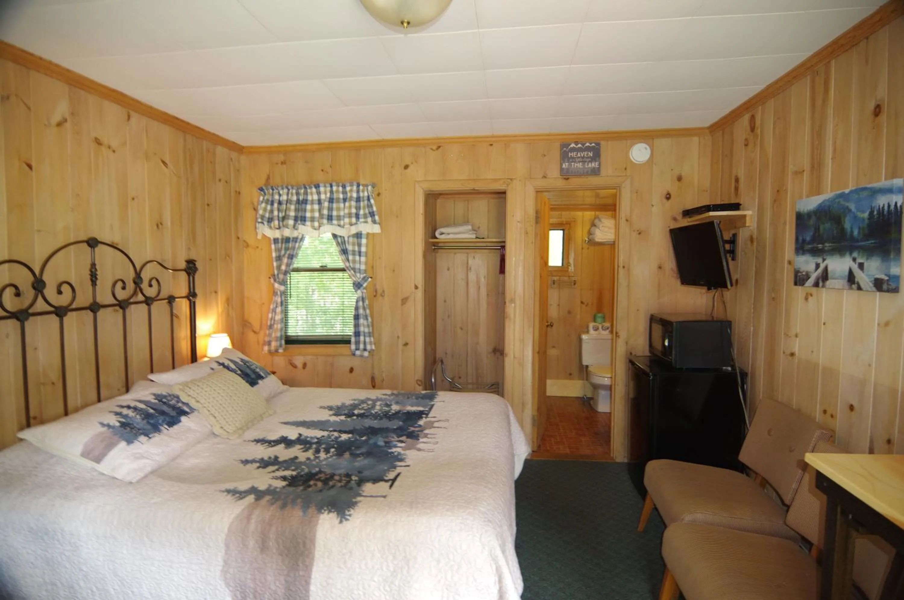 Bed in Cramers Point Lake Breeze