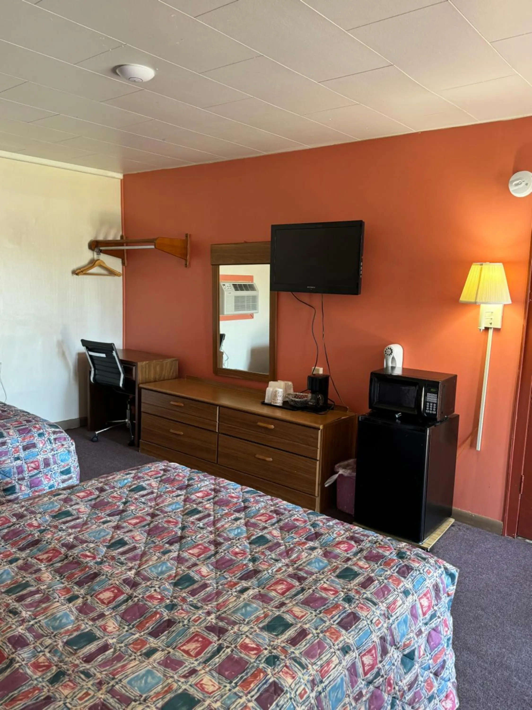 Bed in Budget Inn - Scottsboro