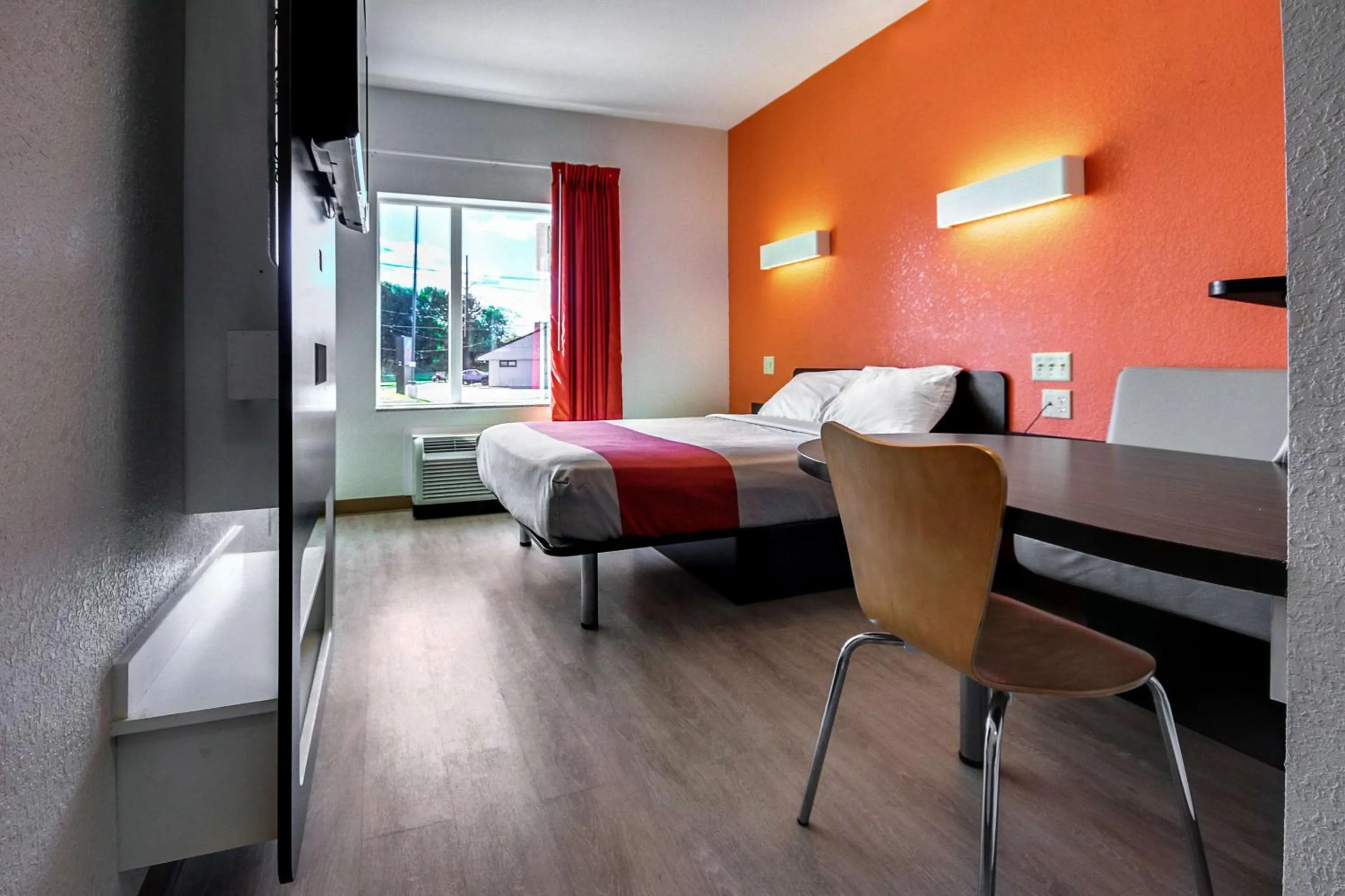 TV and multimedia, Bed in Motel 6-Allentown, PA