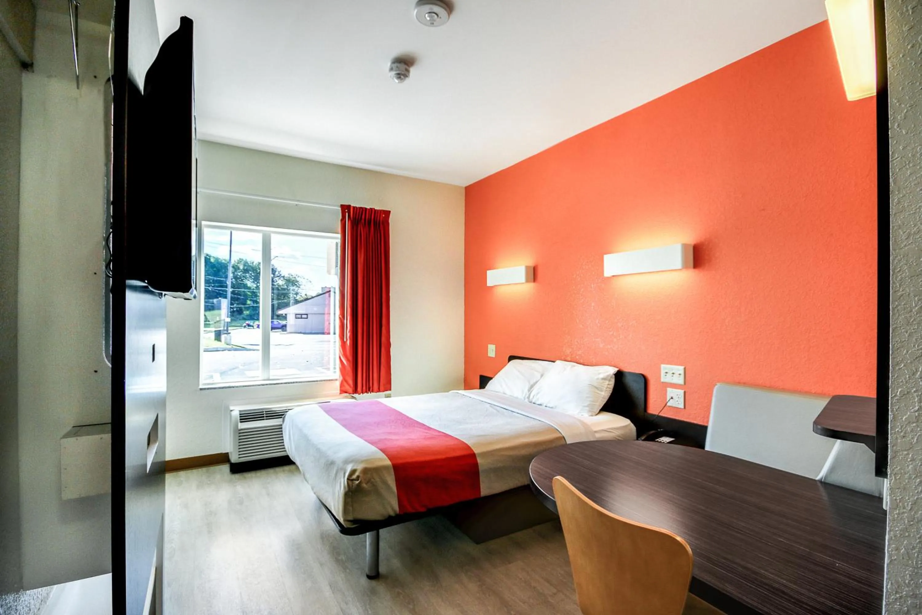 Photo of the whole room, Bed in Motel 6-Allentown, PA