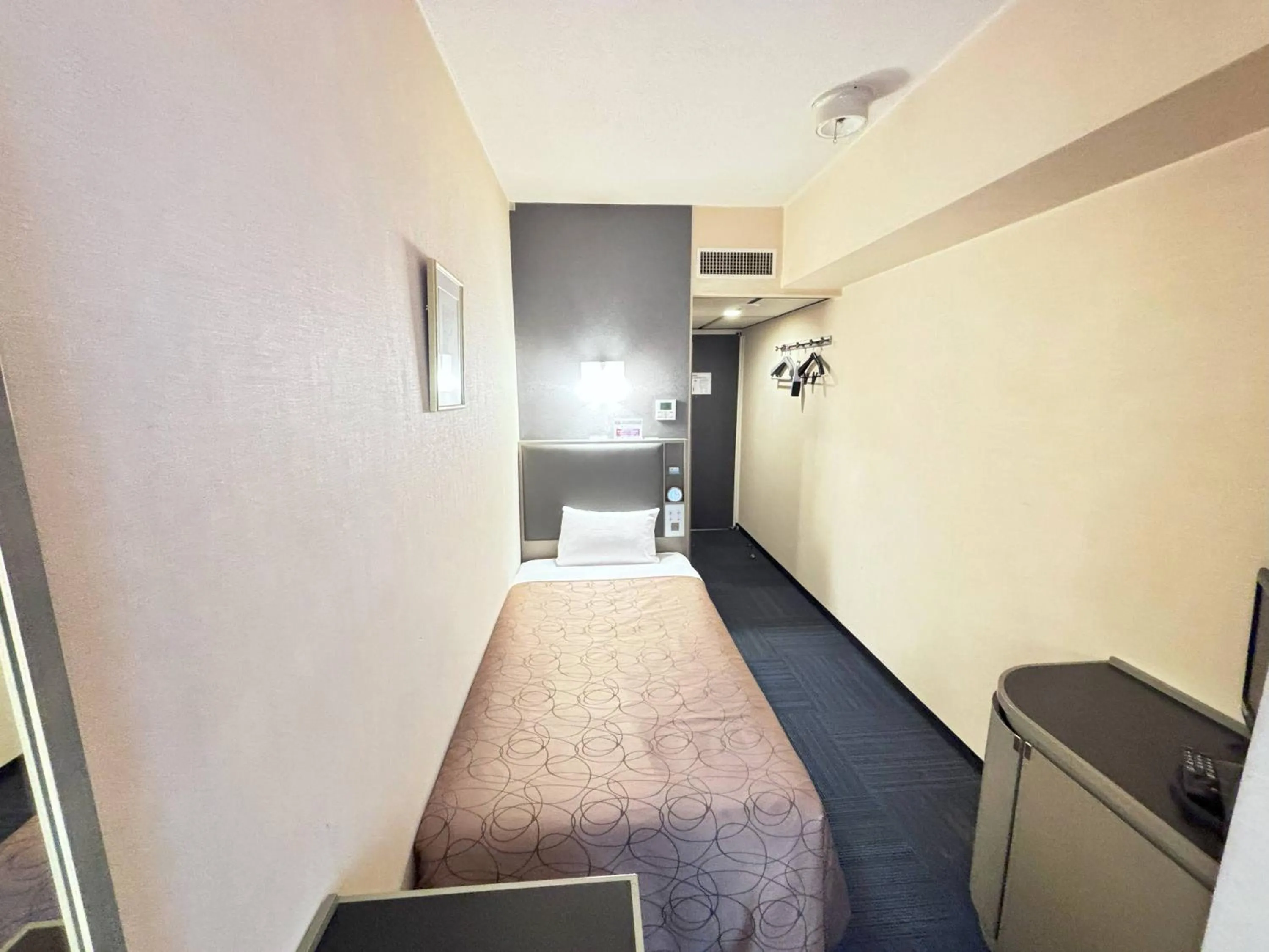 Photo of the whole room, Bed in Grand Central Hotel