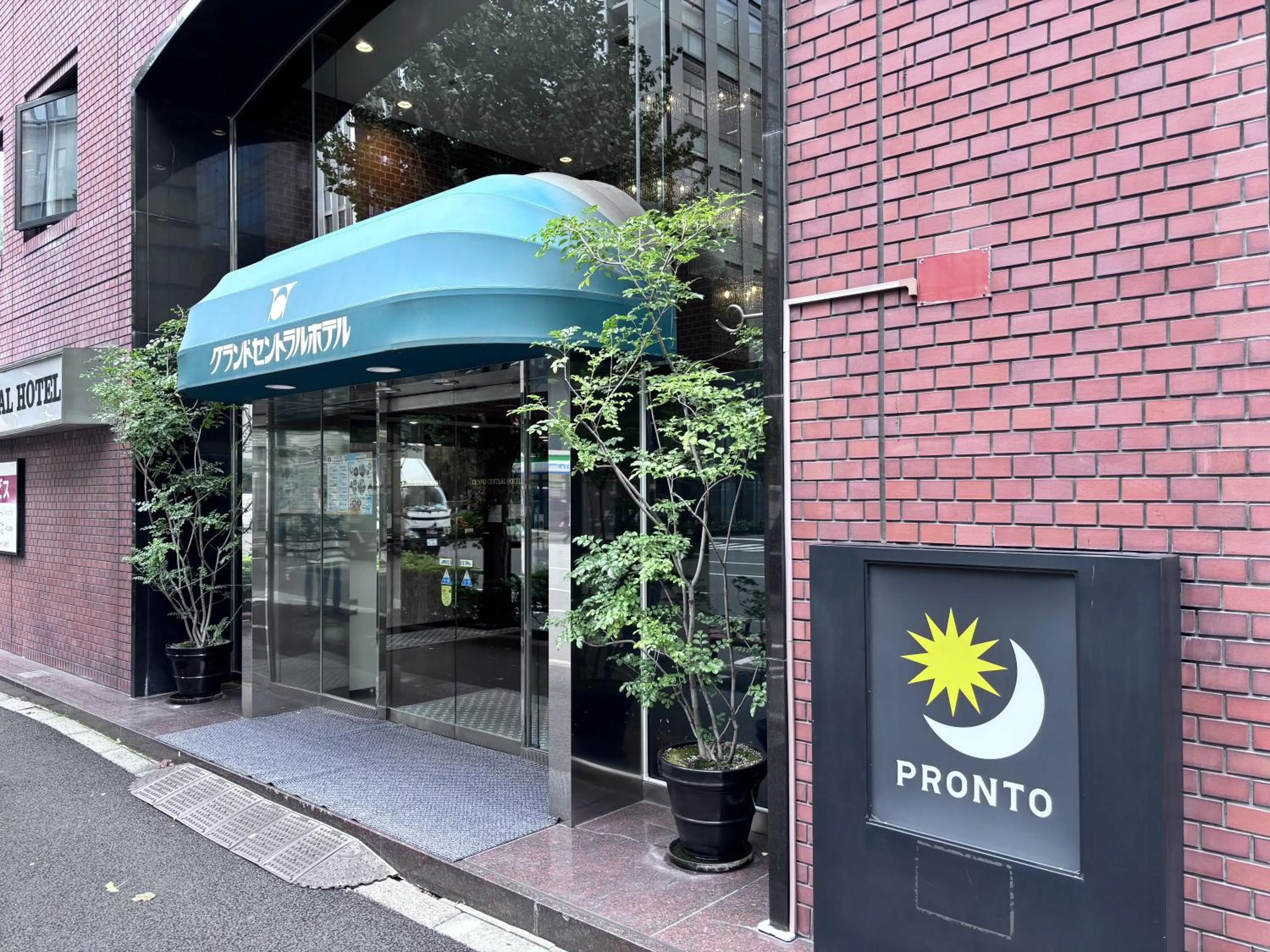 Facade/entrance in Grand Central Hotel