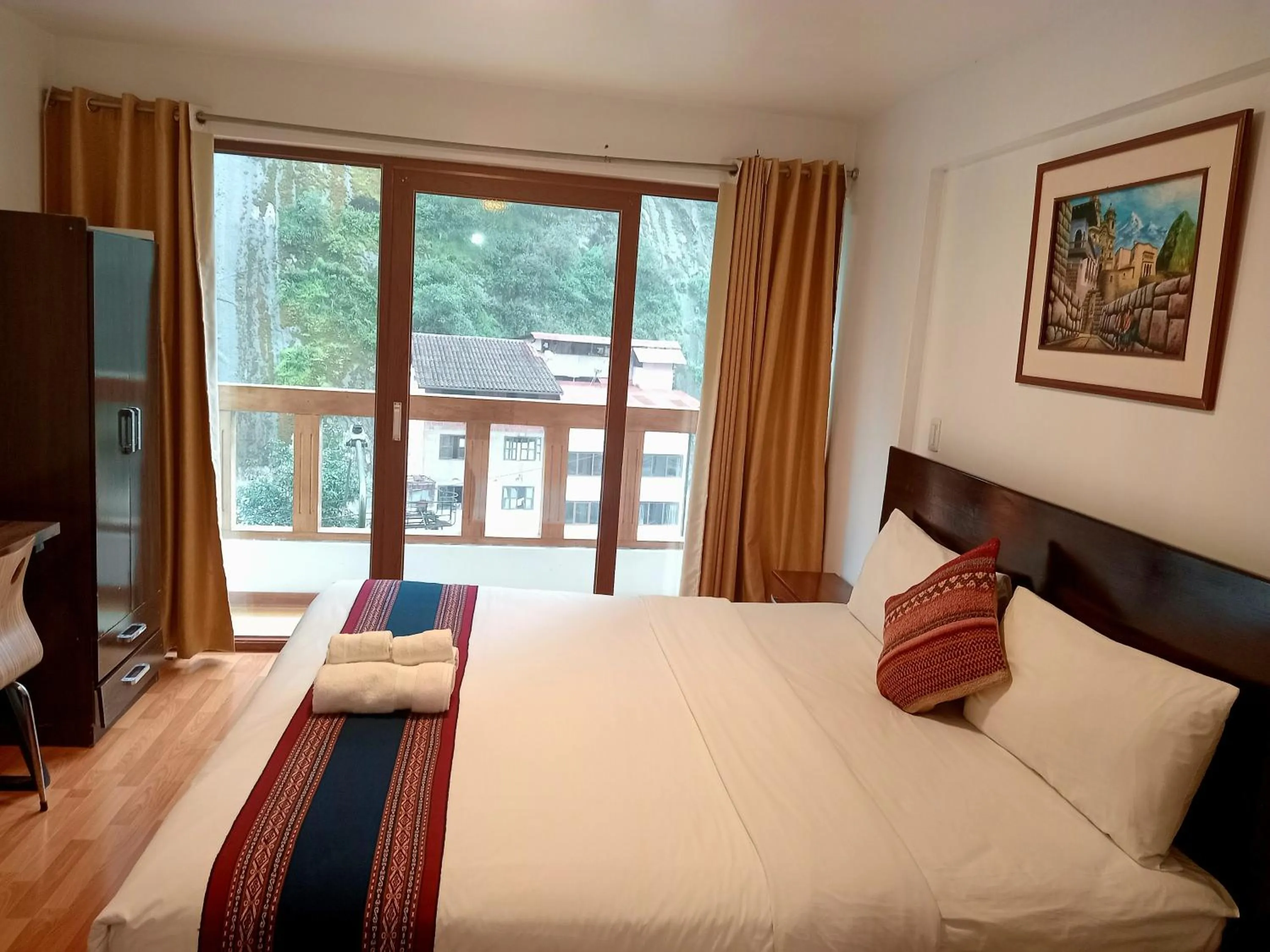 Photo of the whole room, Bed in El Quetzal MachuPicchu