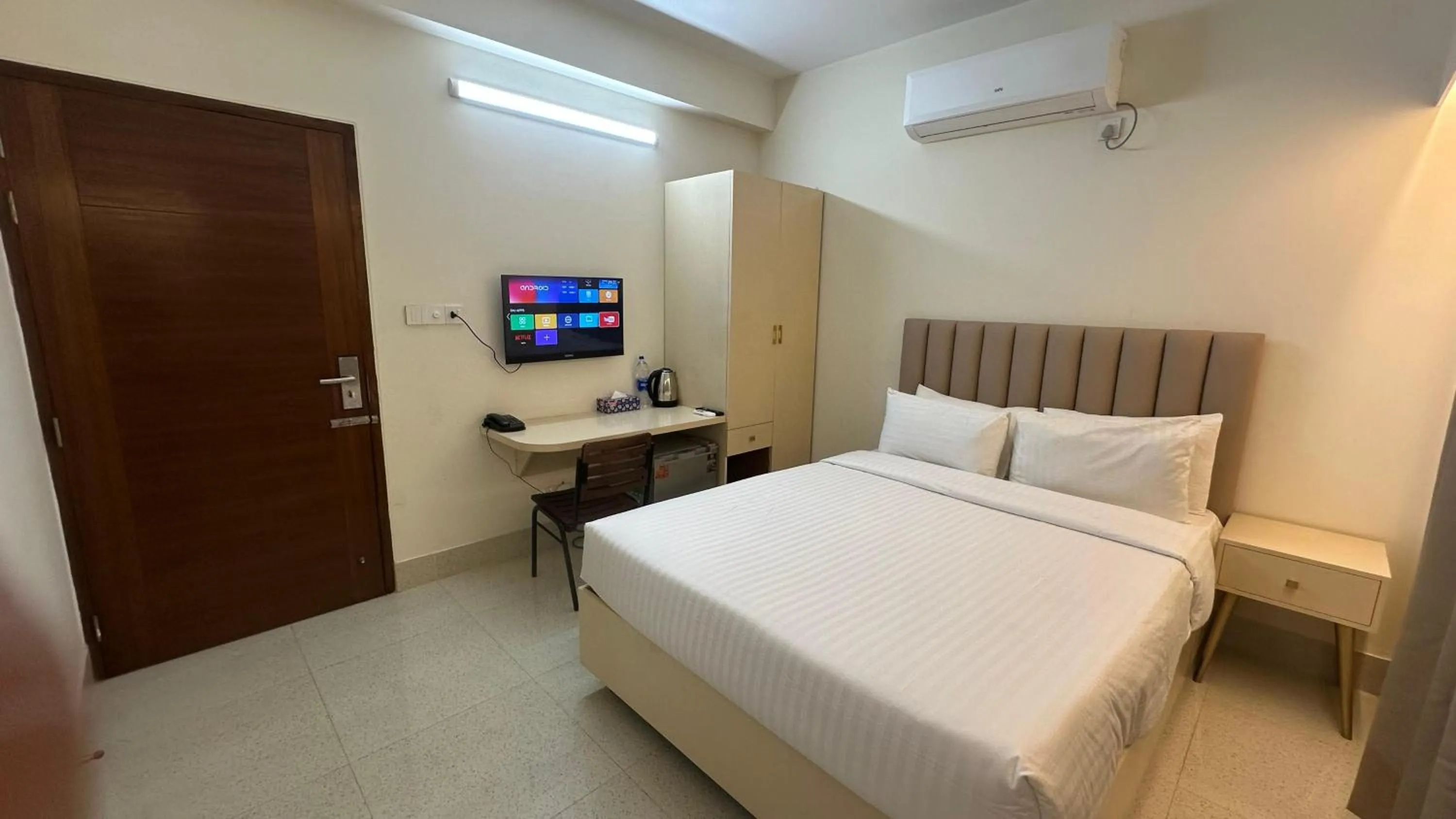Bedroom, Bed in Royal Regent Suites Dhaka