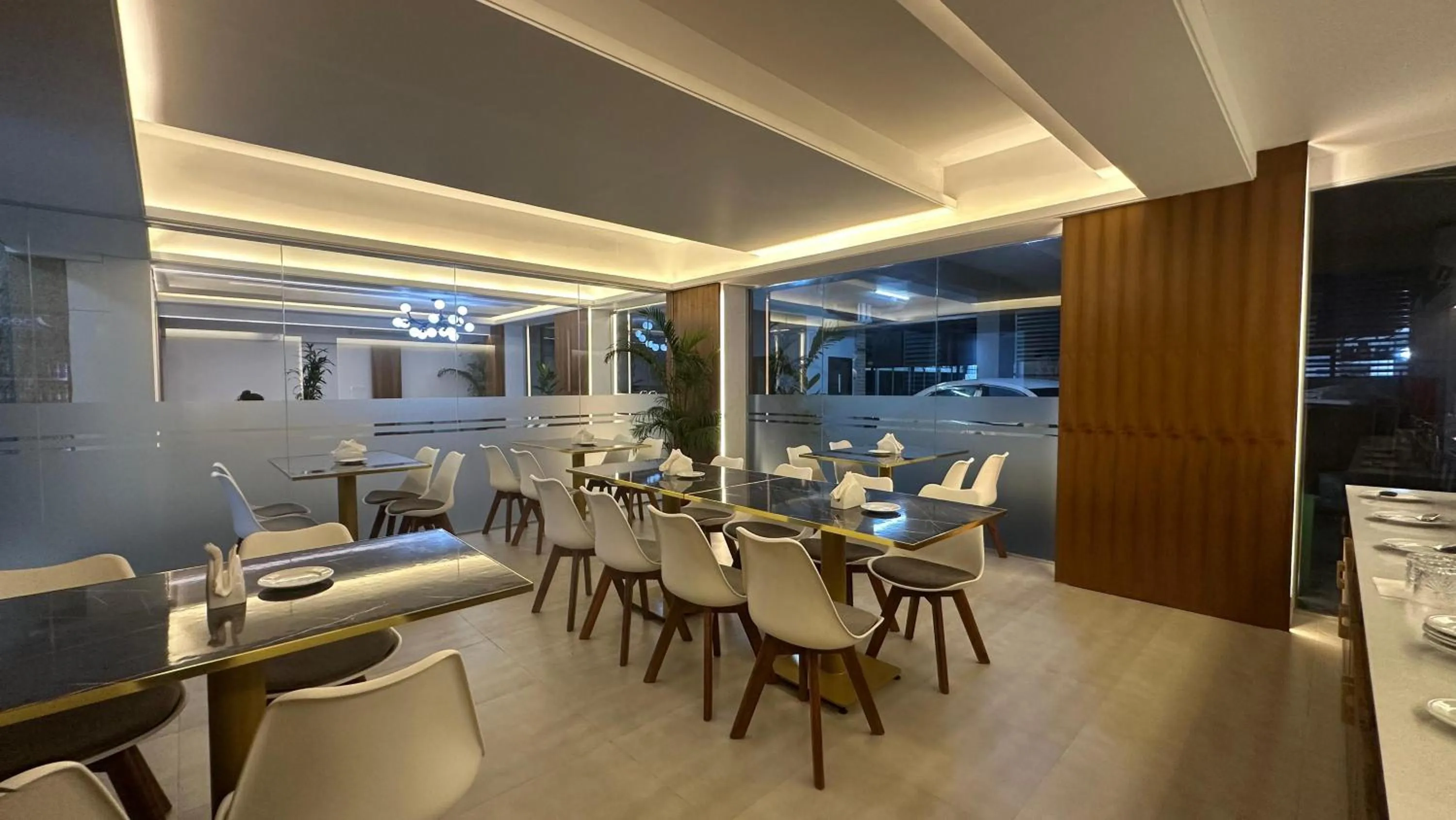 Restaurant/places to eat in Royal Regent Suites Dhaka