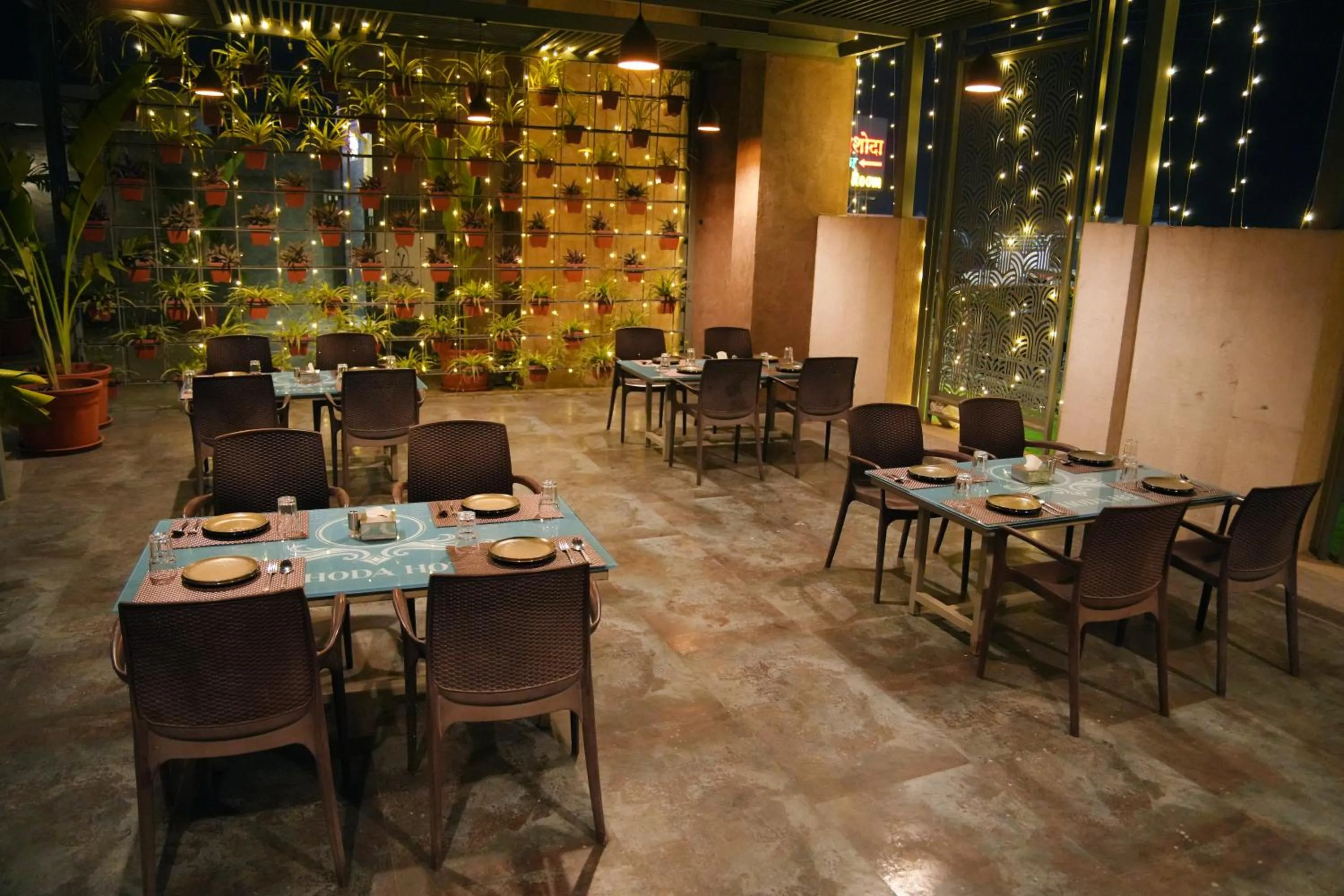Restaurant/places to eat in Hotel Yashoda