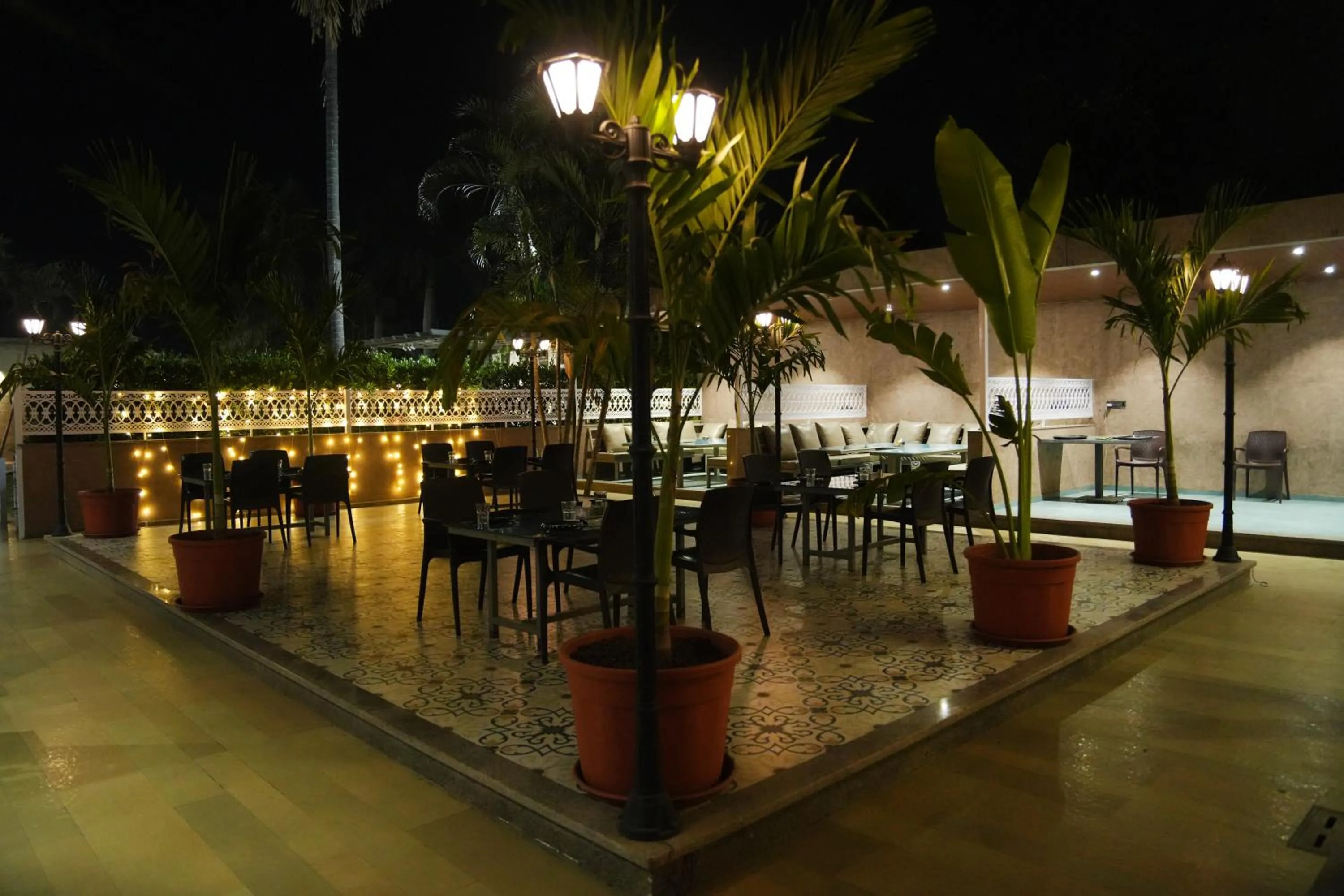 Restaurant/places to eat in Hotel Yashoda