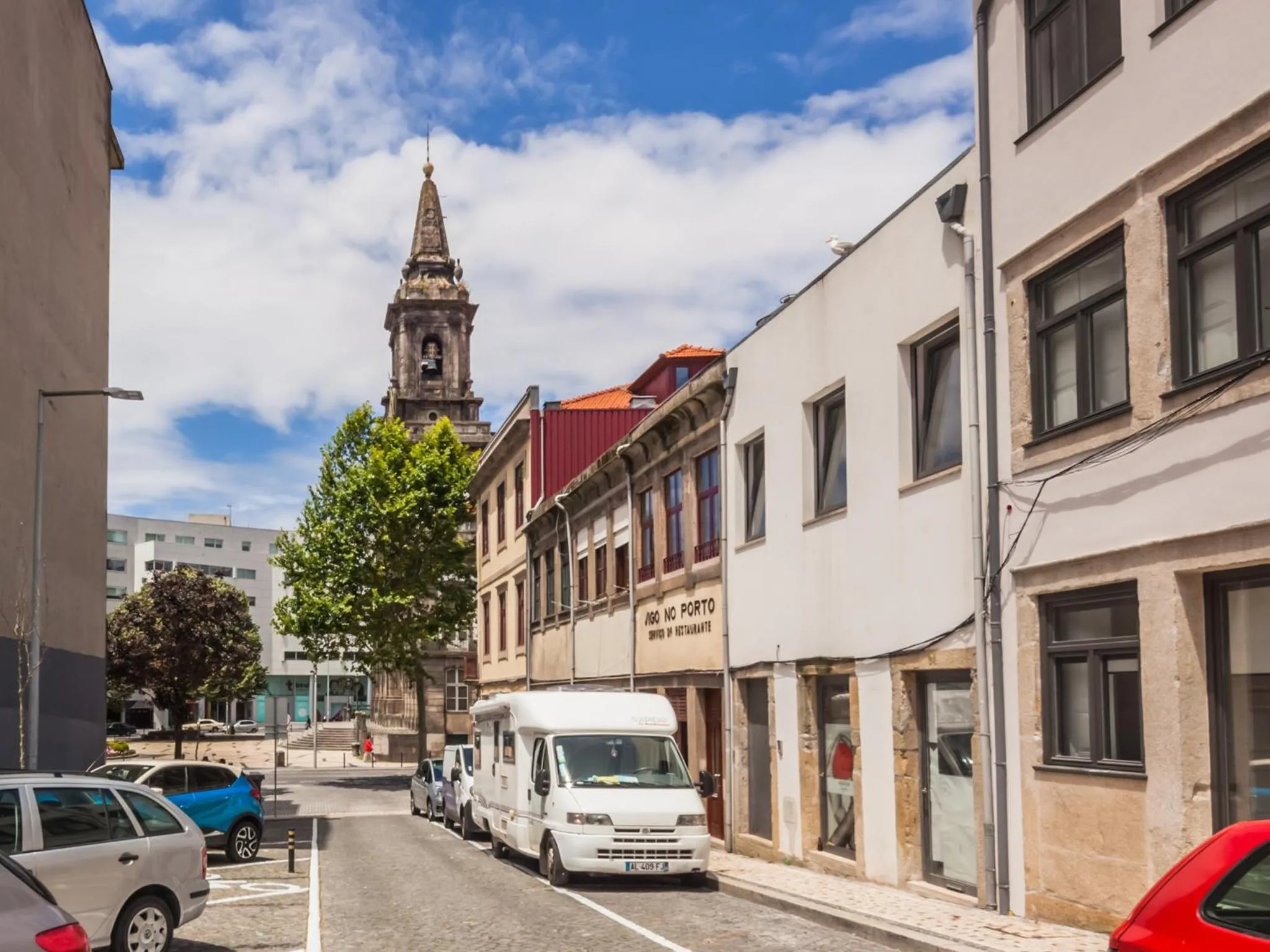 Facade/entrance in Trindade by Guestify