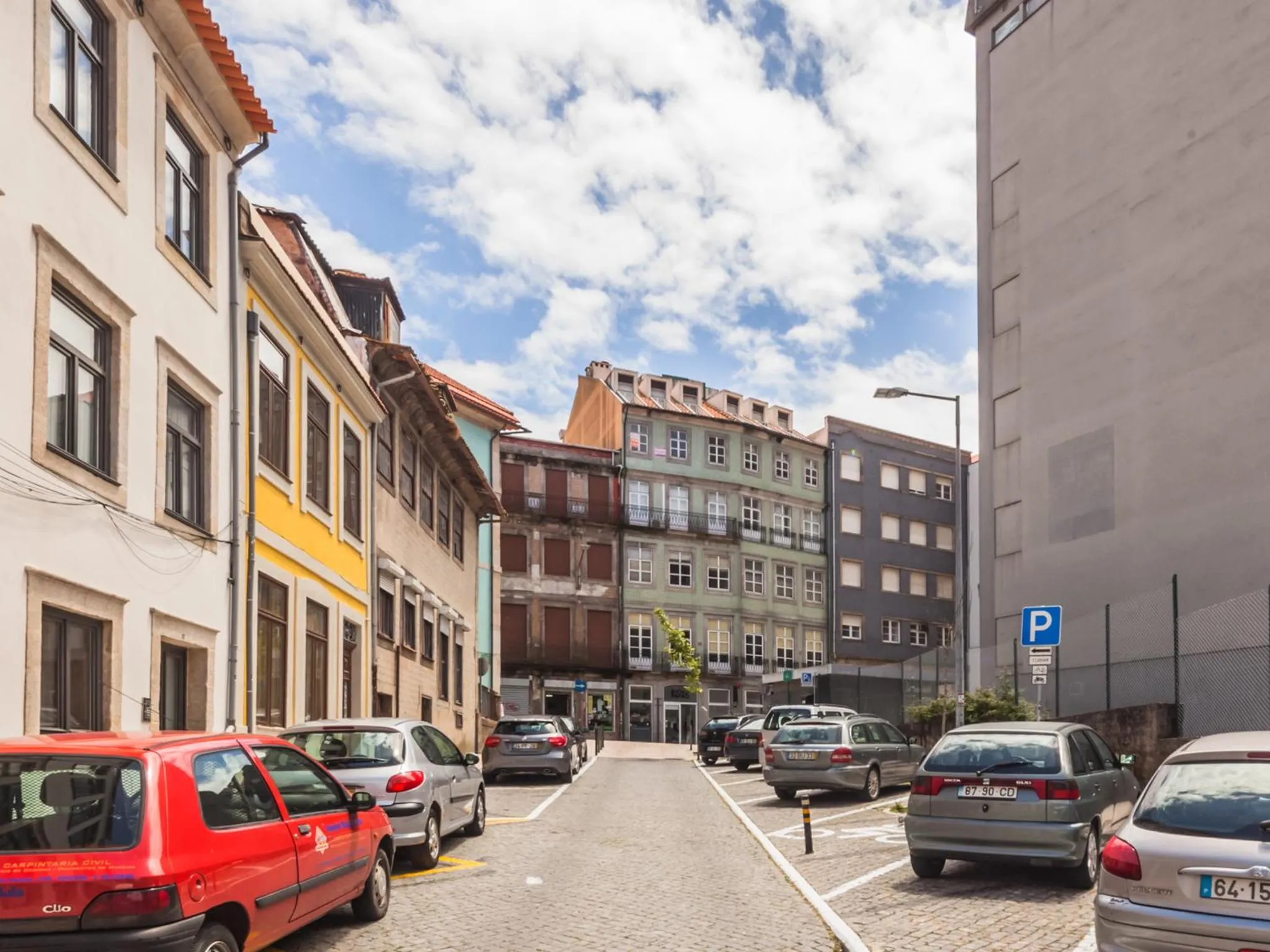 Facade/entrance in Trindade by Guestify