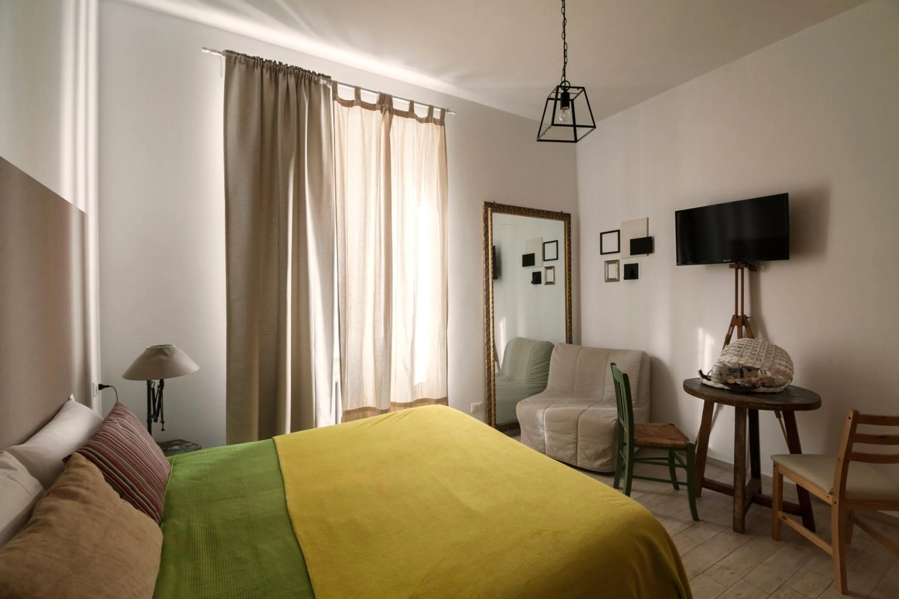 Day, Bed in Room of Arts