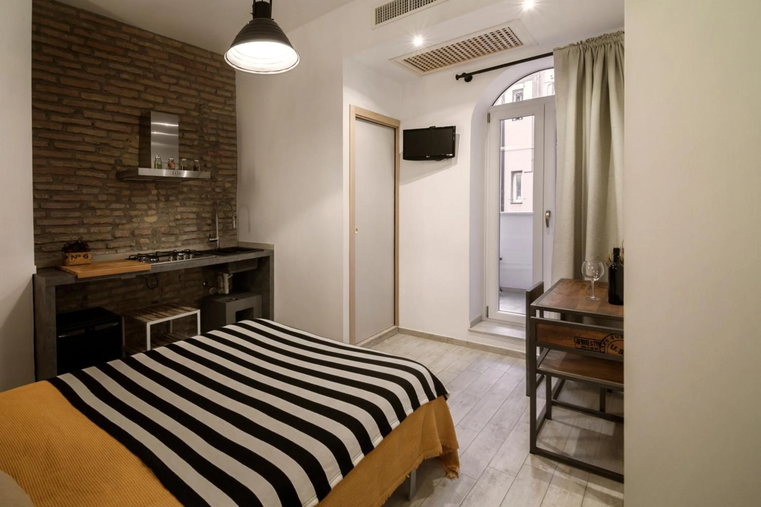 Day, Bed in Room of Arts