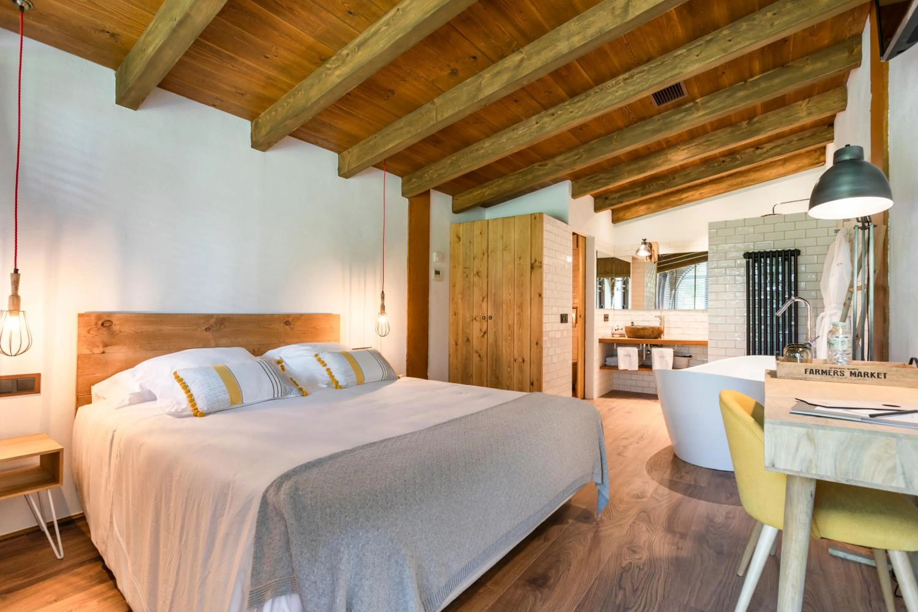 Deluxe Double Room with Bath in Hotel Mas la Ferreria