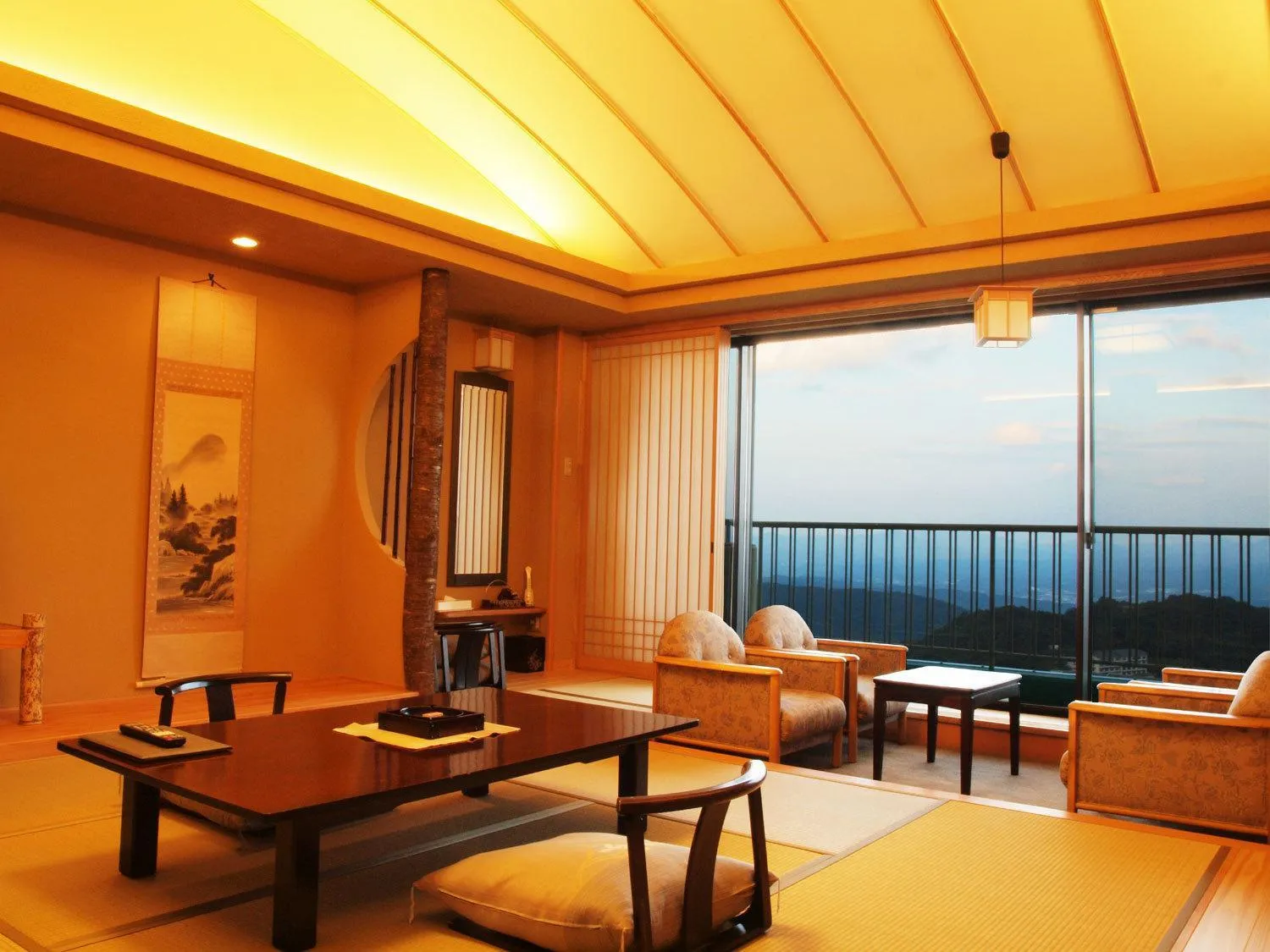 Photo of the whole room in Kounkaku