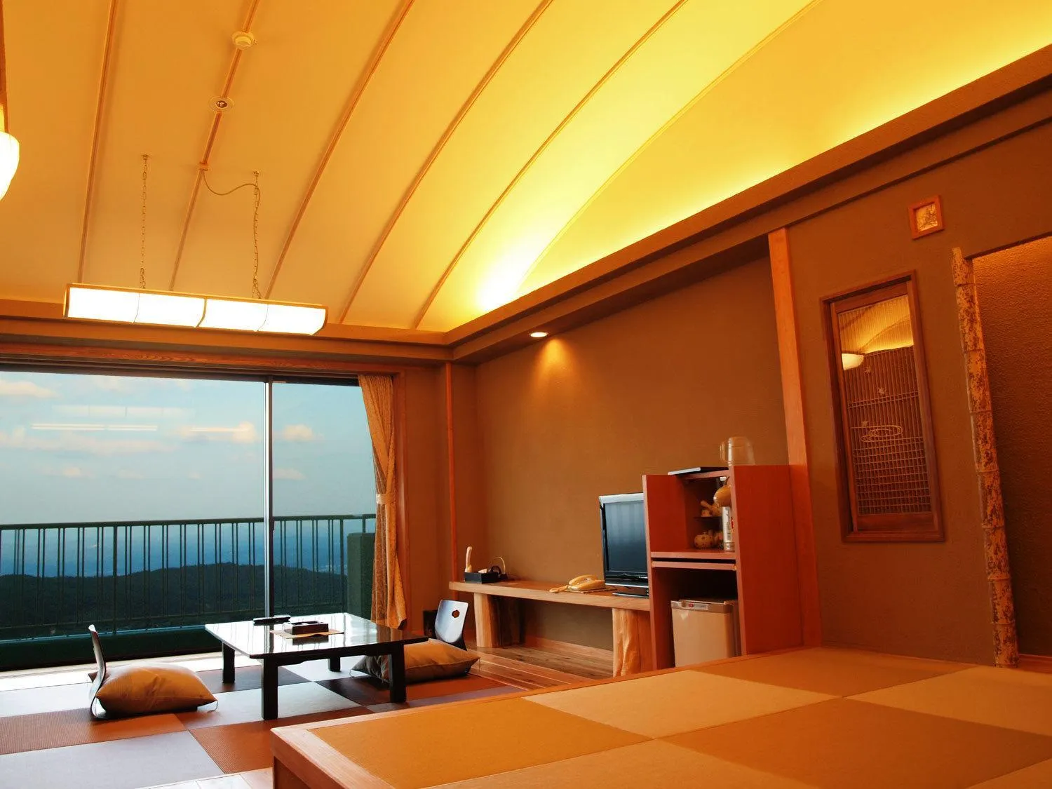 Photo of the whole room in Kounkaku