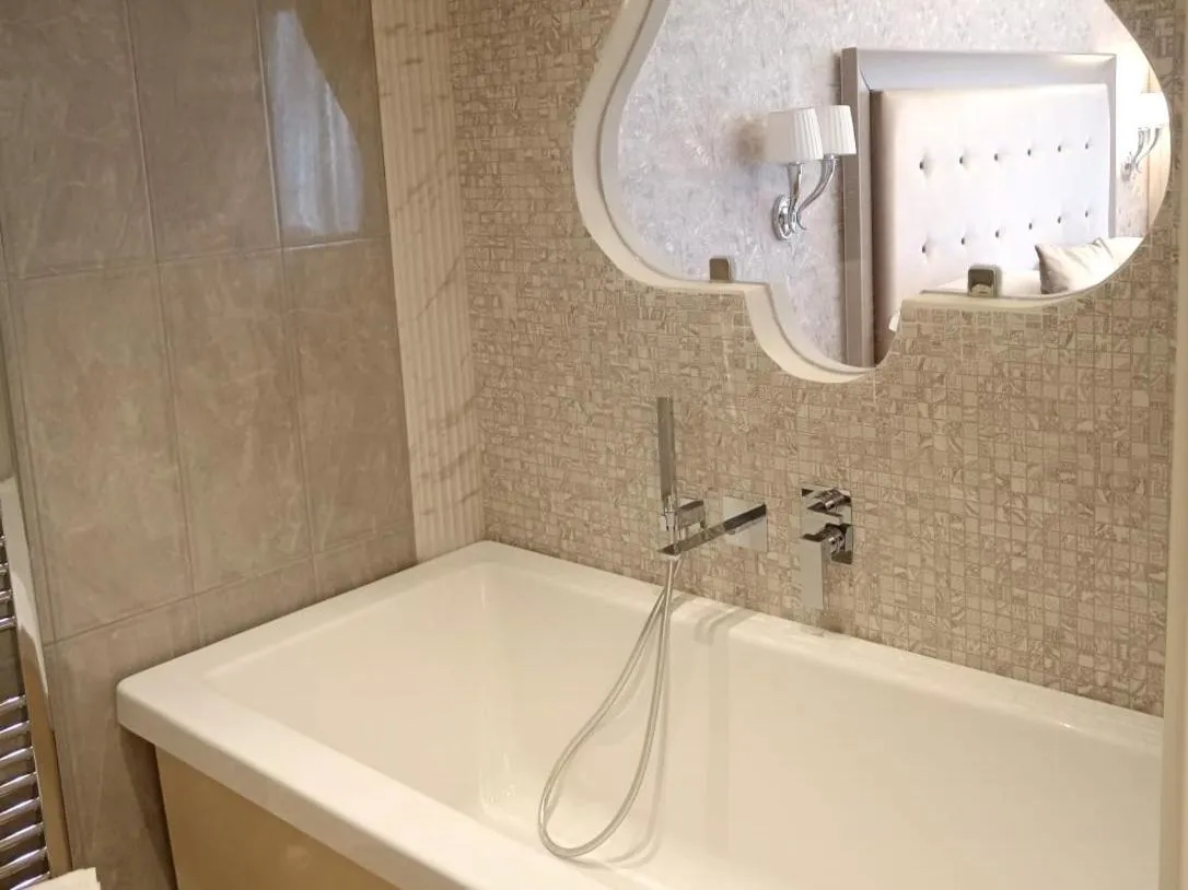 Bath in Grand Hotel Gallia