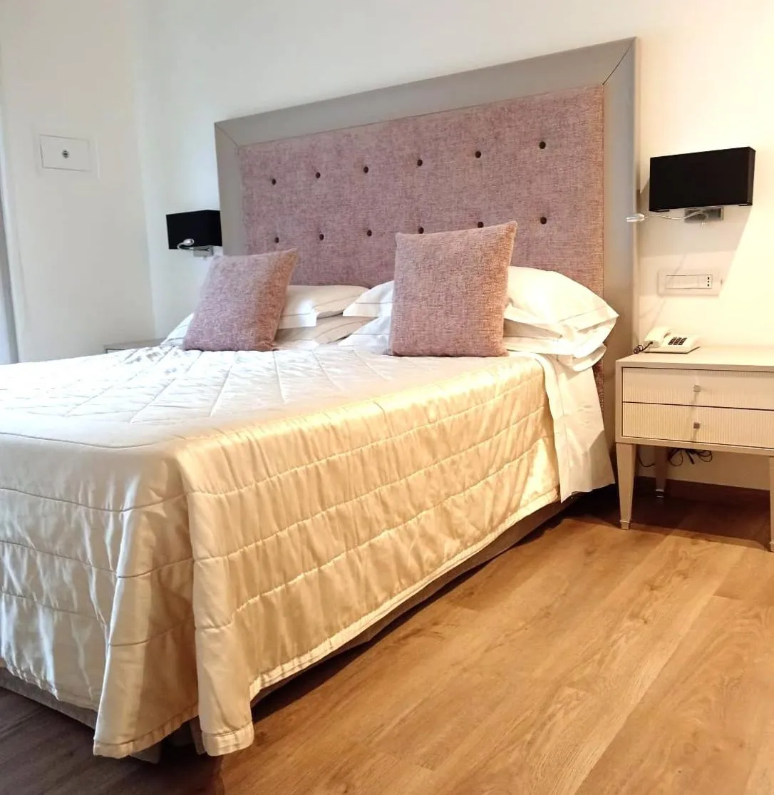 Bedroom, Bed in Grand Hotel Gallia