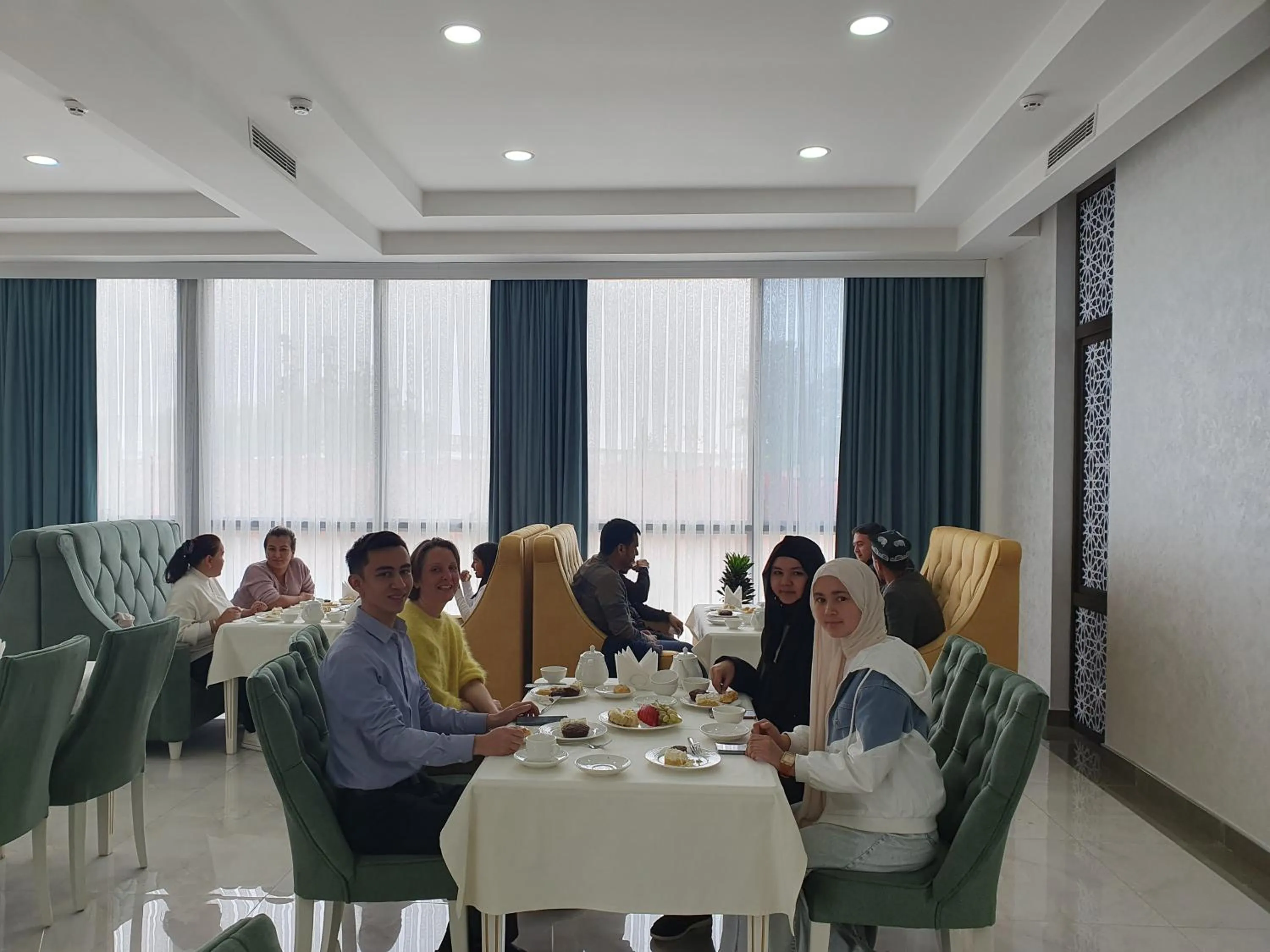 Restaurant/places to eat in Saroy Gardens Hotel