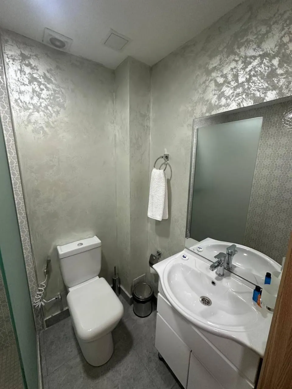 Shower in Saroy Gardens Hotel