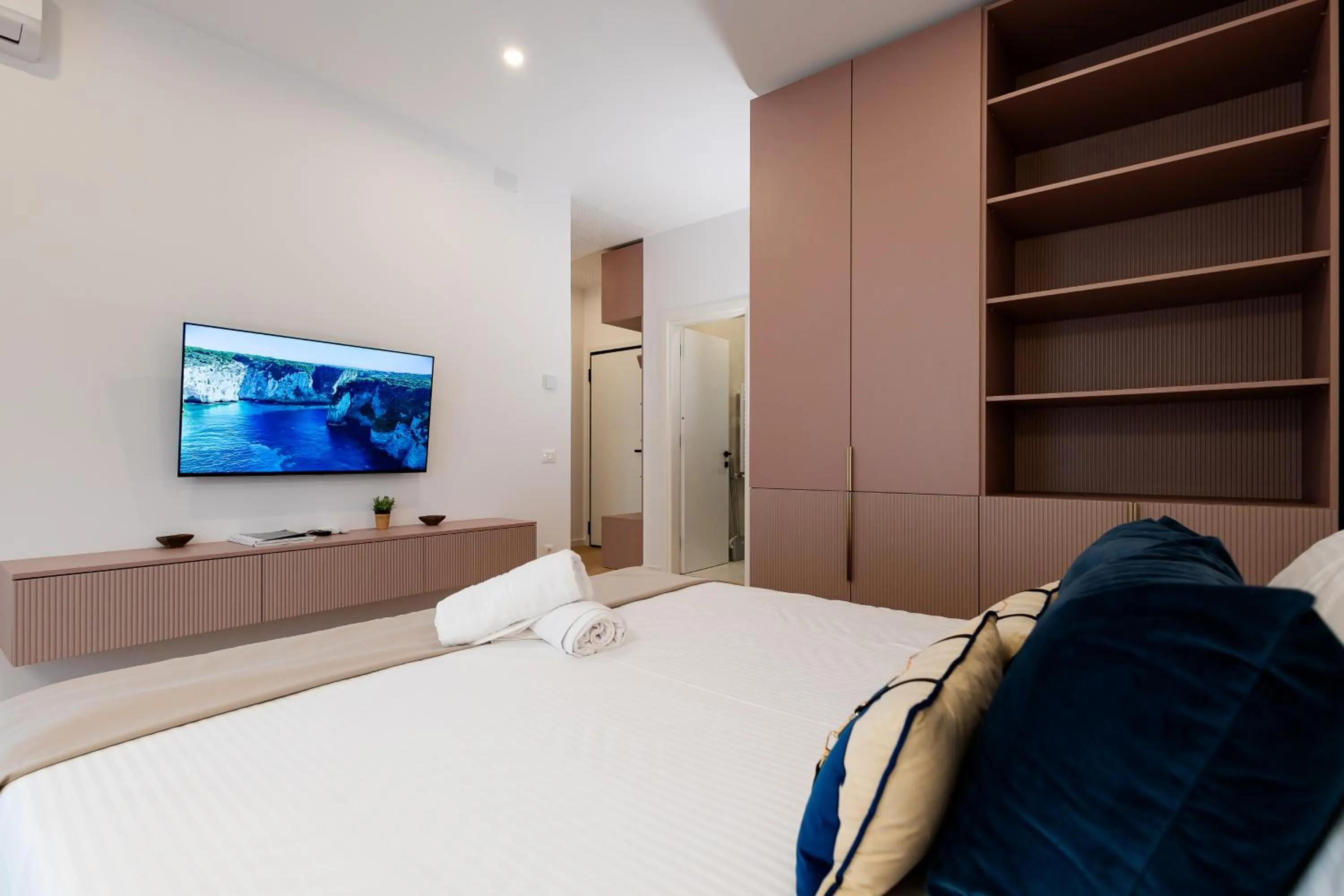 Bedroom, Bed in Central Suites