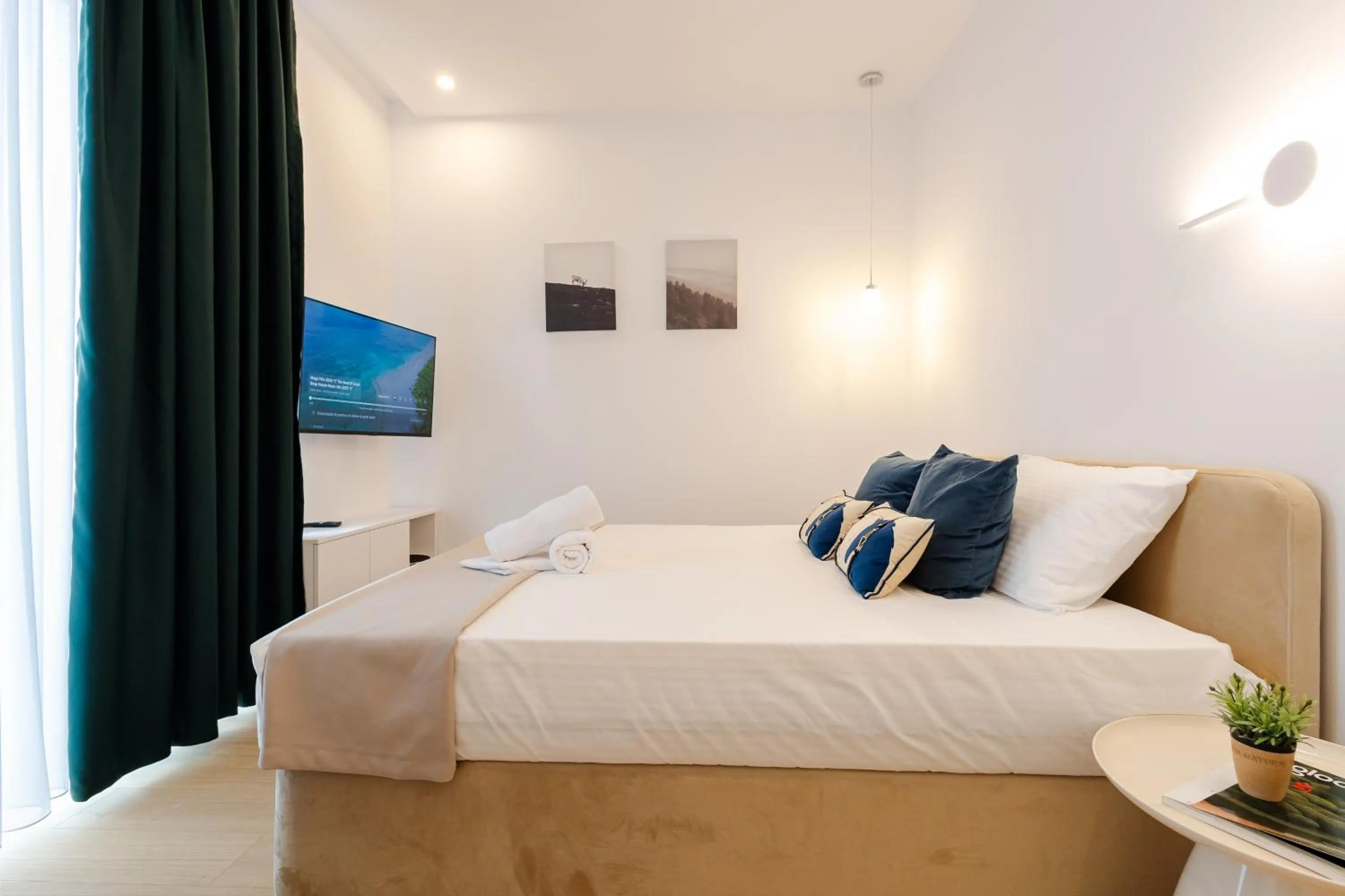 Photo of the whole room, Bed in Central Suites