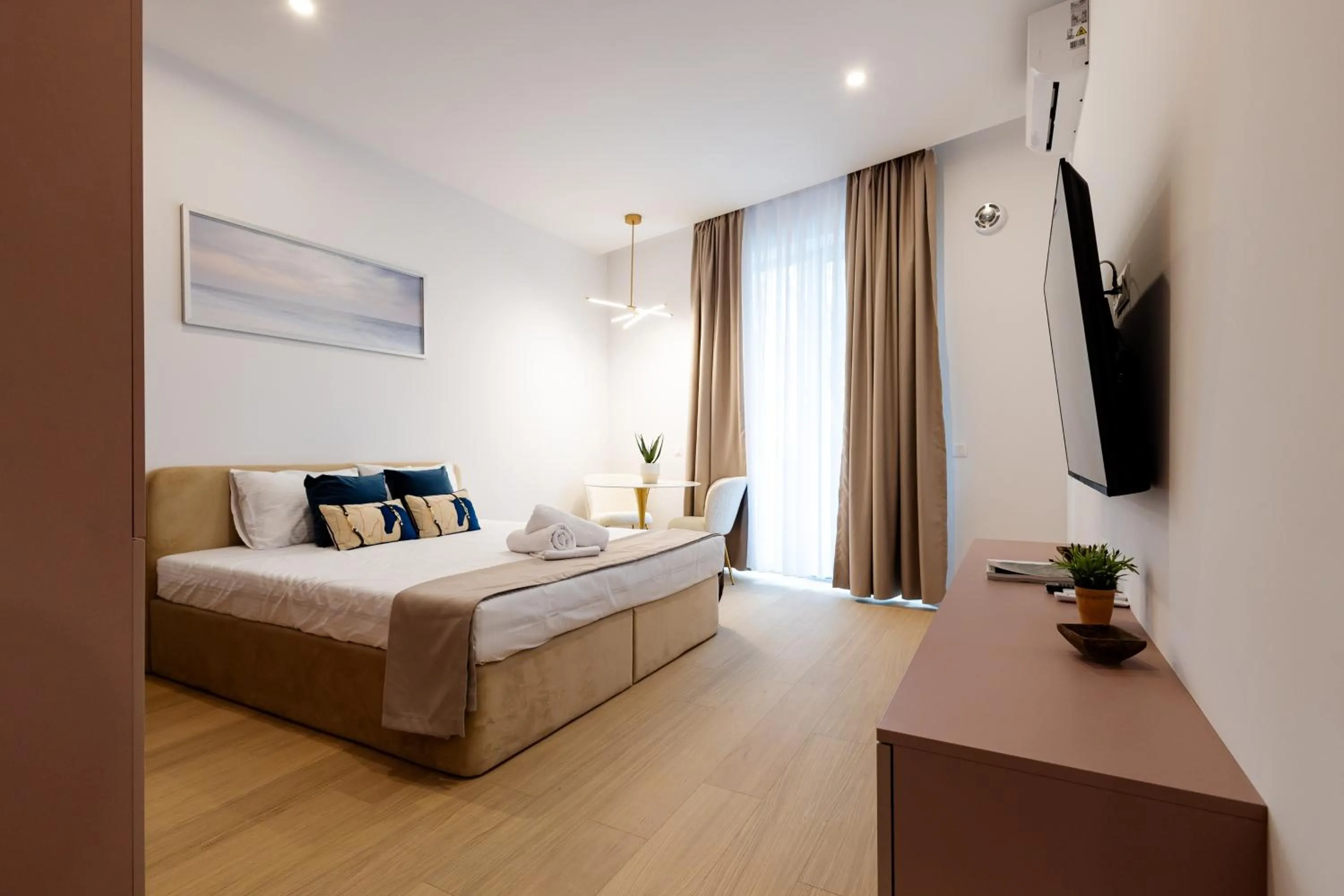 Bedroom, Bed in Central Suites