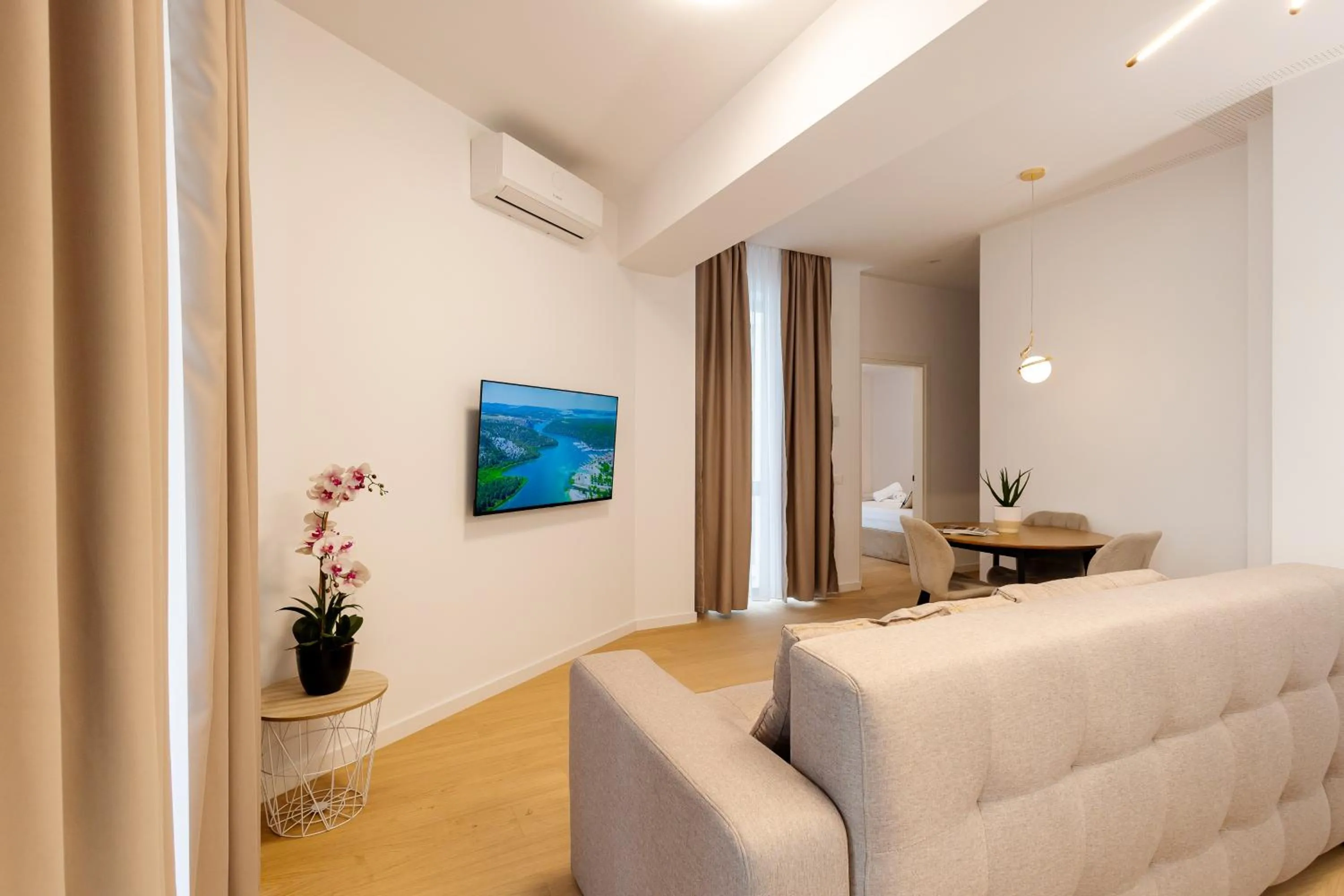 Living room, Bed in Central Suites