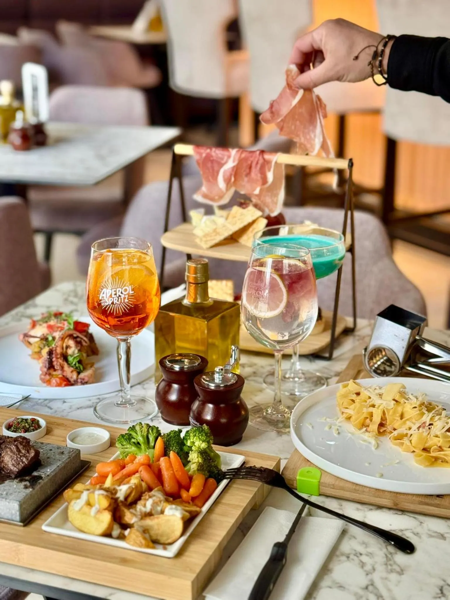 Restaurant/places to eat in Central Suites