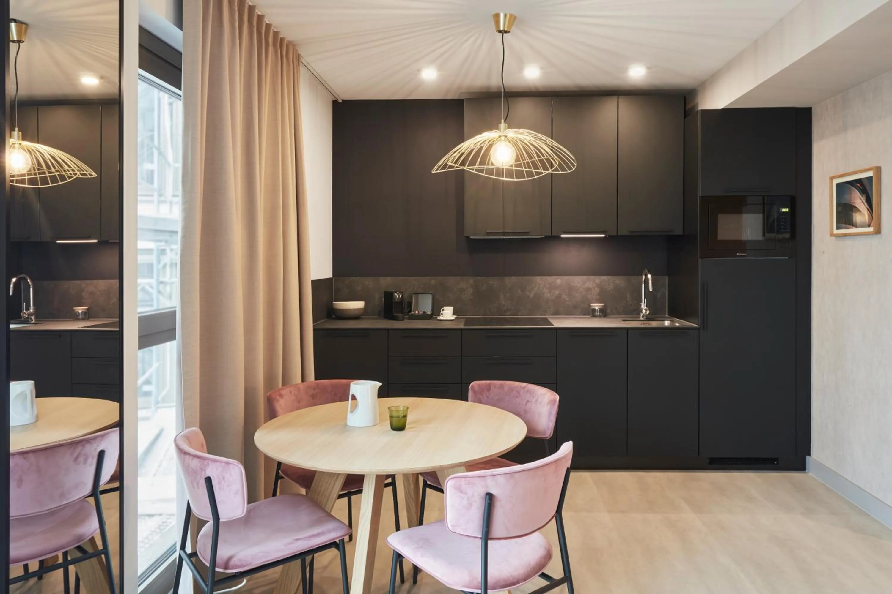 Kitchen or kitchenette in Aparthotel Adagio Stuttgart NeckarPark